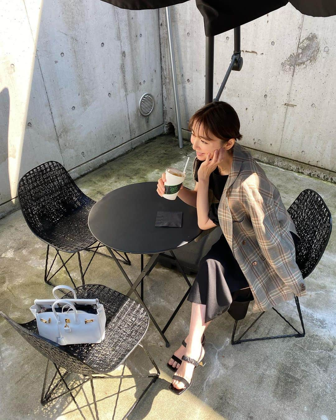 篠田麻里子さんのインスタグラム写真 - (篠田麻里子Instagram)「暑いのか寒いのか よくわからない日🥹  one-piece  @louren__official  jacket #macphee  shoes @odetteeodile   #秋服#marikoday#ootd」11月3日 20時55分 - shinodamariko3