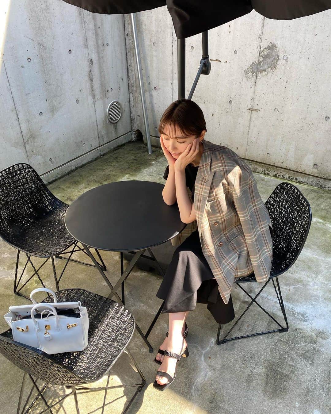 篠田麻里子のインスタグラム：「暑いのか寒いのか よくわからない日🥹  one-piece  @louren__official  jacket #macphee  shoes @odetteeodile   #秋服#marikoday#ootd」