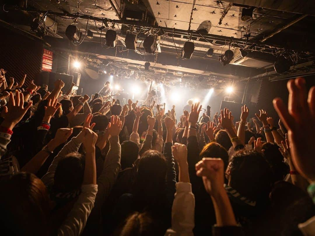 VOI SQUARE CATのインスタグラム：「2022.11.01 渋谷Spotify O-Crest VOI SQUARE CAT Oneman Live 「Rising Right」  Thank you SOLD OUT!!  #セトリ 1.フルボリューム 2.LABZ 3.冷炎 4.有名人になりたくて 5.シリウス 6.Shooting star 7.ONLY HERO 8.幸せの瞬間 9.生きる意味を 10.Remember 11.絶対宣言 12.偽善者 13.ネコカブリダンス 14.Jump!Jump! 15.bravery 16.軌跡 17.ヒカリ 18.共に en.Everyday en2.Re Start  Photo @n.nagumo   #渋谷ocrest  #ワンマンライブ #voisquarecat #ぼいすく #ライブ #バンド #ライブバンド #ロックバンド #邦ロック #ライブ写真 #spotify」