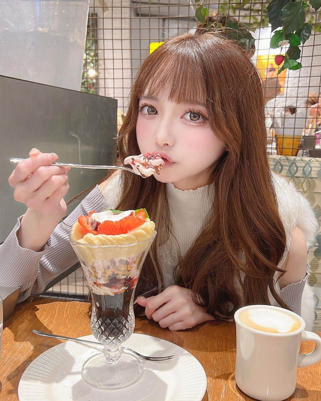 あやちゃんさんのインスタグラム写真 - (あやちゃんInstagram)「パフェ食べた🍨🥄🍓 美味しい(*´～｀*)ŧ‹"ŧ‹"ŧ‹"  #フタバフルーツパーラー新宿店 #フタバフルーツパーラー #フタバフルーツ #新宿スイーツ #新宿カフェ #新宿ランチ #新宿 #新宿グルメ #パフェ巡り #新宿パフェ #東京カフェ」11月3日 21時06分 - aya.you.love.r