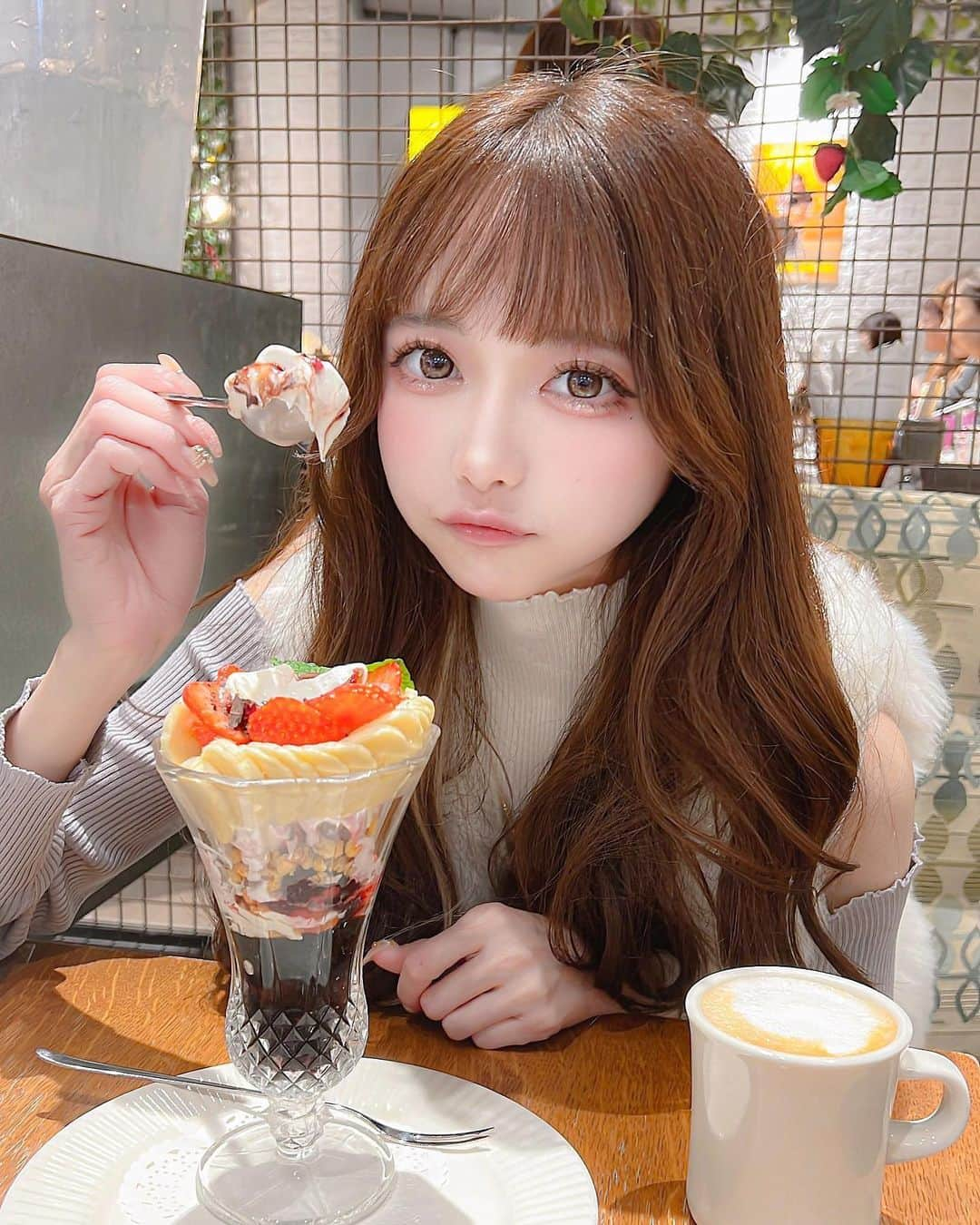 あやちゃんさんのインスタグラム写真 - (あやちゃんInstagram)「パフェ食べた🍨🥄🍓 美味しい(*´～｀*)ŧ‹"ŧ‹"ŧ‹"  #フタバフルーツパーラー新宿店 #フタバフルーツパーラー #フタバフルーツ #新宿スイーツ #新宿カフェ #新宿ランチ #新宿 #新宿グルメ #パフェ巡り #新宿パフェ #東京カフェ」11月3日 21時06分 - aya.you.love.r