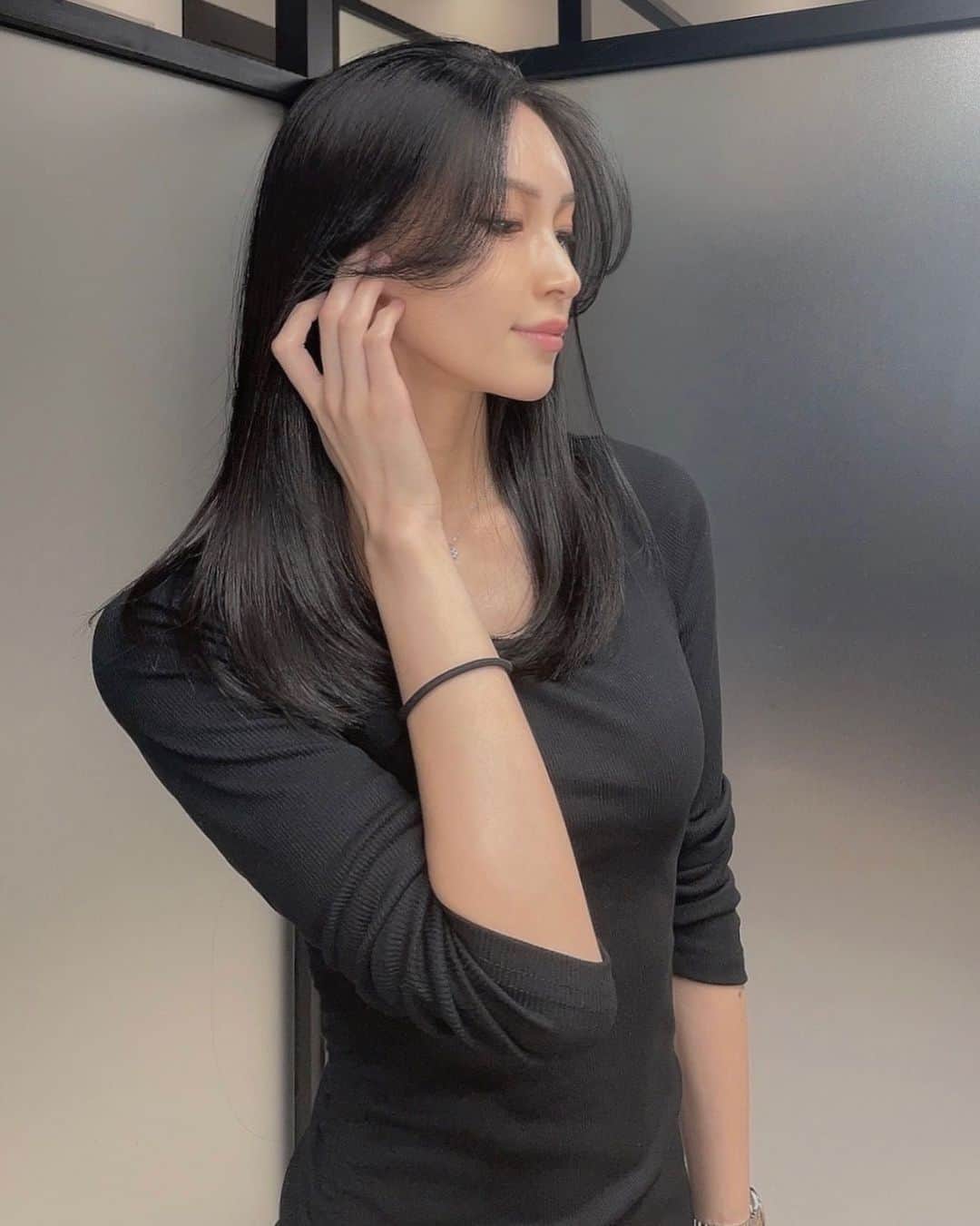 東あずさのインスタグラム：「🤎🤎🤎 #blackhair  #haircolor  #hairstyle」