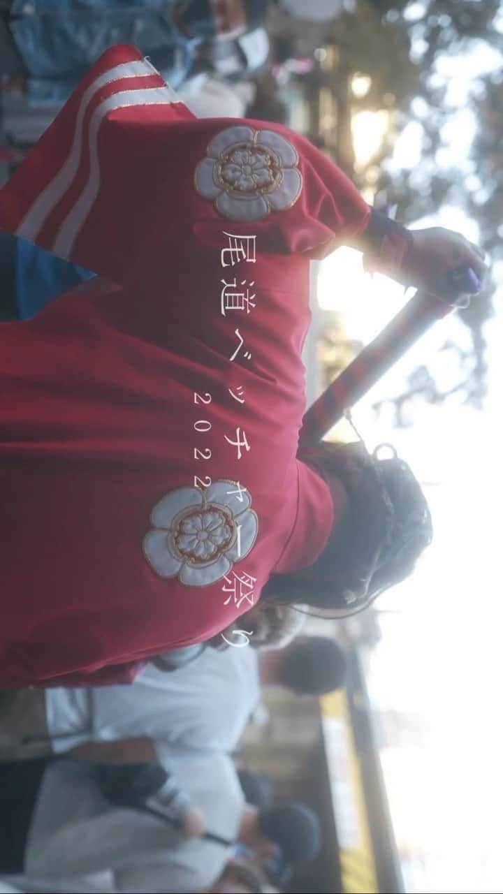 藤田可菜のインスタグラム：「#ベッチャー祭り  (母)楽しみにしてた #尾道ベッチャー祭り ！！ 昨年は仕事で娘の勇姿(鬼に突かれるとこ)を 見ることができなかったので 今年は張り切って 鬼を追いかけてきました👹✨  親の気持ちとは裏腹に 子にはとんでもない祭り😂  泣きじゃくる我が子や 子供たちが可愛いすぎたなぁ。  私もしっかり 突かれてもらったので 1年無病で頑張れます💪  動画はほんの一部だけど はじめてのベッチャー祭りの記念に✨  #尾道 #onomichi  #鬼」