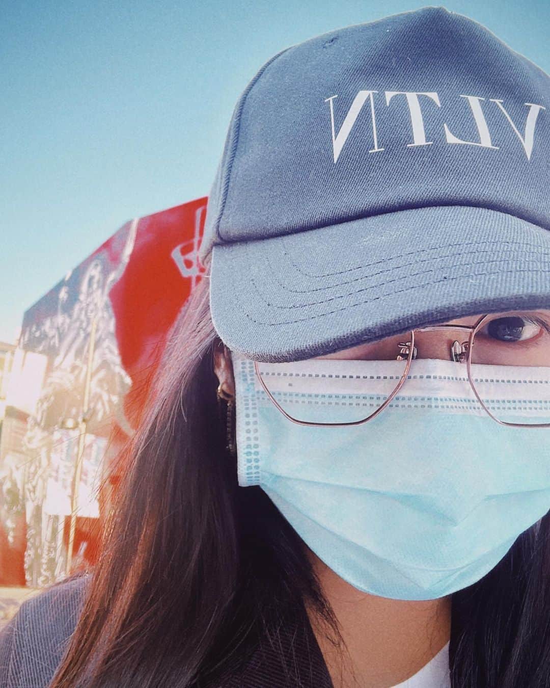 クアン・シャオトン（Guan Xiaotong）のインスタグラム：「一些与自己的和解… 慢慢来～ 汉堡与沙拉可以同在 享受运动和大太阳 以及早C晚A的快乐😀」