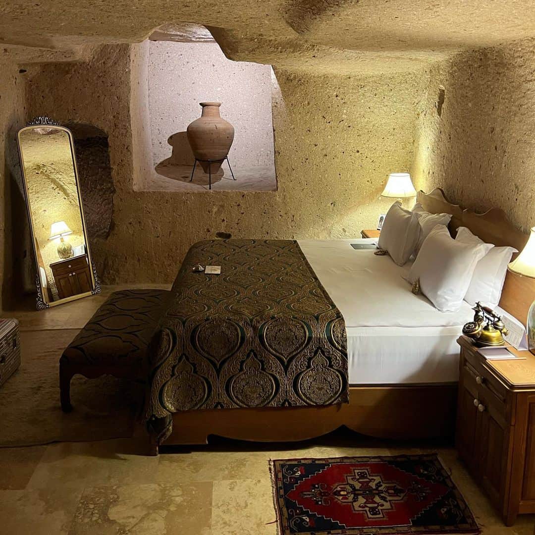 MINAMIさんのインスタグラム写真 - (MINAMIInstagram)「.  Cappadocia Museum Hotel❤️  .  死ぬまでに一度は 行ってみたかったホテル🇹🇷 洞窟みたいでお部屋にぷーるがあるの✨  .  想像してた何倍も素敵すぎて ここに来れて本当に嬉しい🥹🙏  . . . . .  . #instagood  #likeforlike #l4l  #フォロー #tripstagram #makeup  #いいね  #撮影  #インスタ映え  #travel #happy #旅行  #ハーフモデル  #海外旅行好きな人と繋がりたい #japanesegirl  #女子旅 #海外旅行 #ビジョビ  #タビジョ #swimwear #水着 #死ぬまでに行きたい世界の絶景 #naturalbeauty #旅スタグラム #トルコ #🇹🇷 #turkey #museumhotel #asiangirls #カッパドキア」11月3日 21時28分 - 373.mii