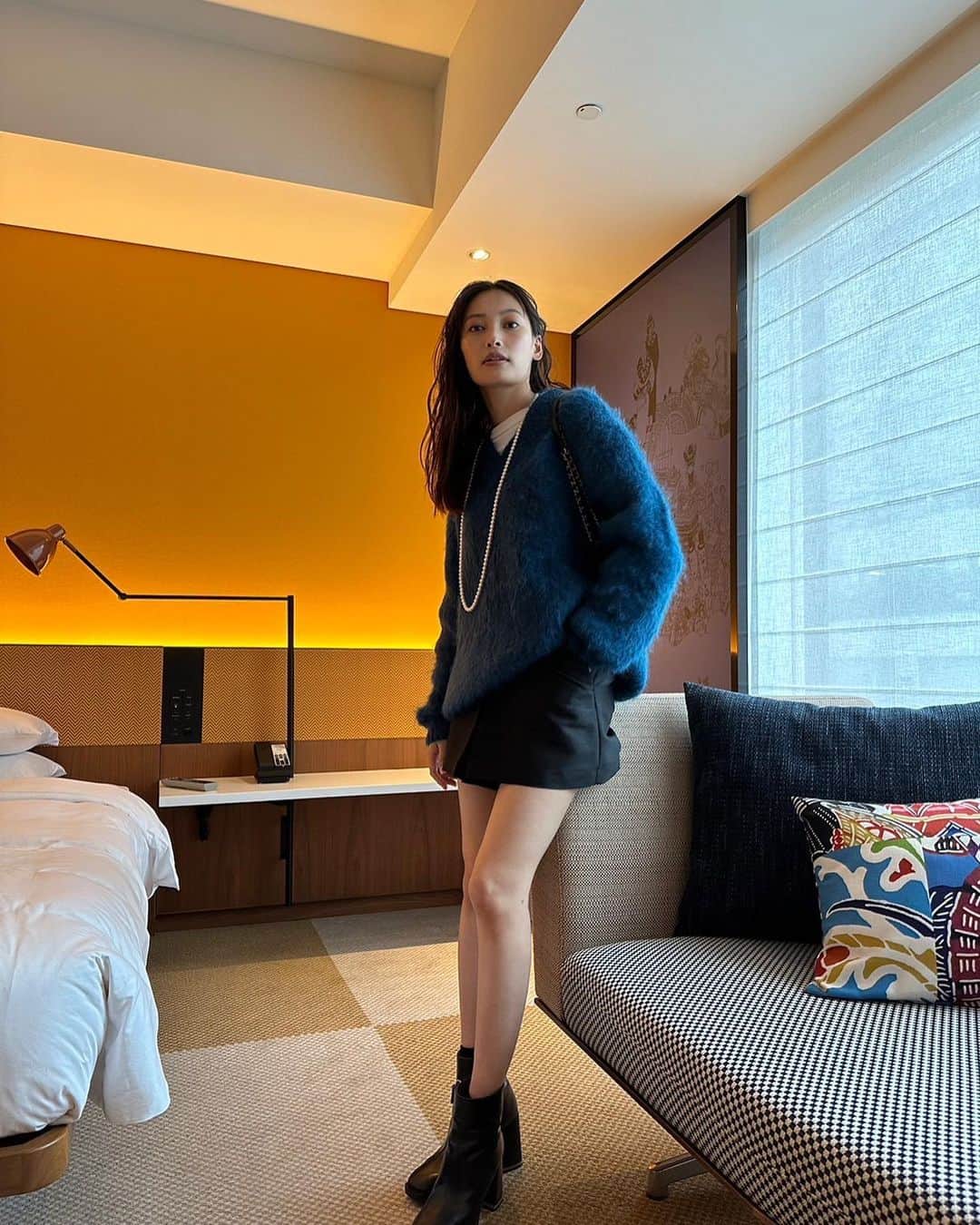 大政絢のインスタグラム：「#今日の絢服  ニットの時期になりましたね🧶私は暑がりなのでニットの下は半袖です！ 気温差皆さん気をつけて下さいね！  Knit and pants @whimgazette_official ✖️ @kyoko.hasegawa.722  necklace @tasaki_intl」