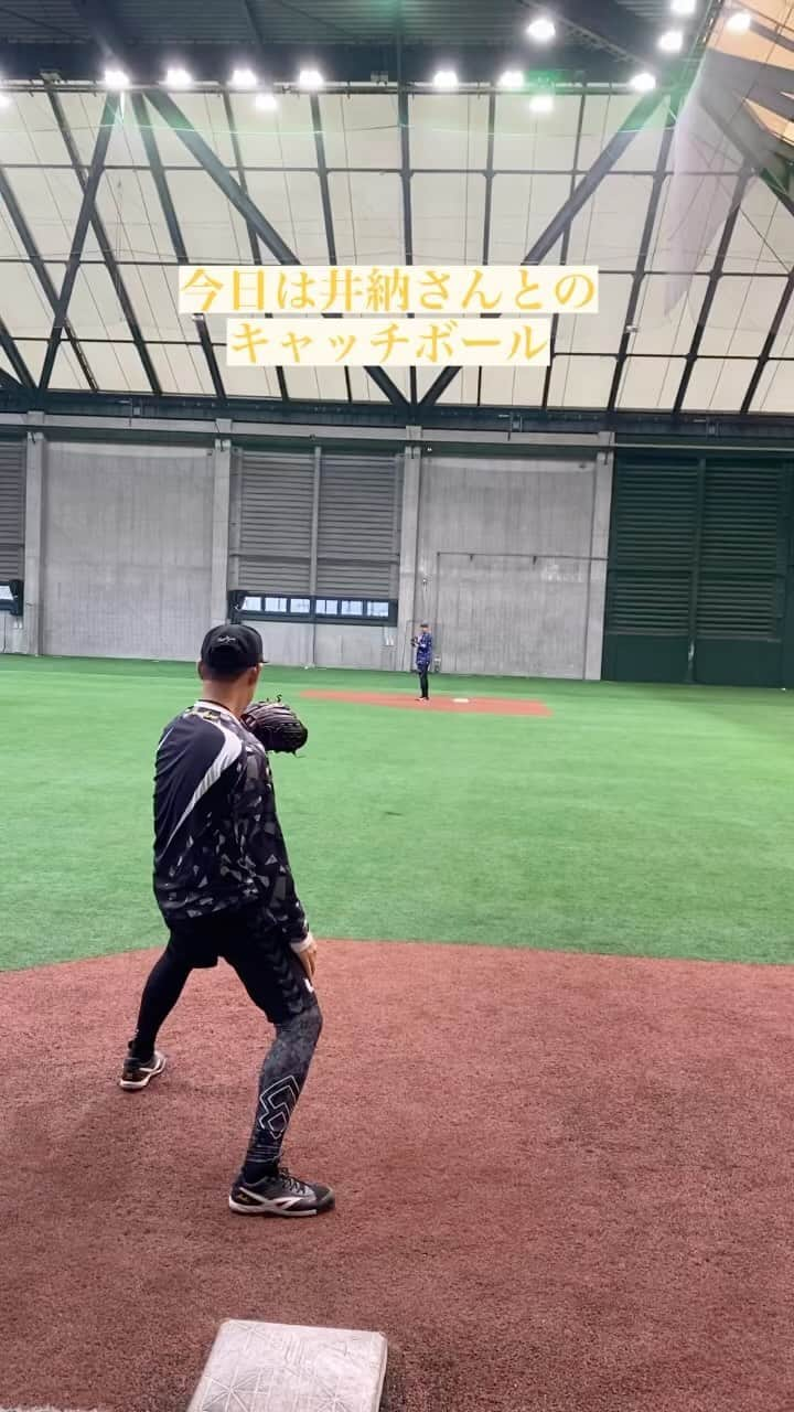 桜井俊貴のインスタグラム：「今日は井納さんとキャッチボール⚾️ 色んな人の球を受けると気付く事や学べる事が多いのでとても楽しいです😊 所々で左の壁の意識入れをする為に、左脚を着いてから静止して投げる作業を入れていきました❗️  #桜井俊貴 #キャッチボール  #気付き  #学び  #楽しい  #野球 #野球好き #プロ野球 #プロ野球好き」