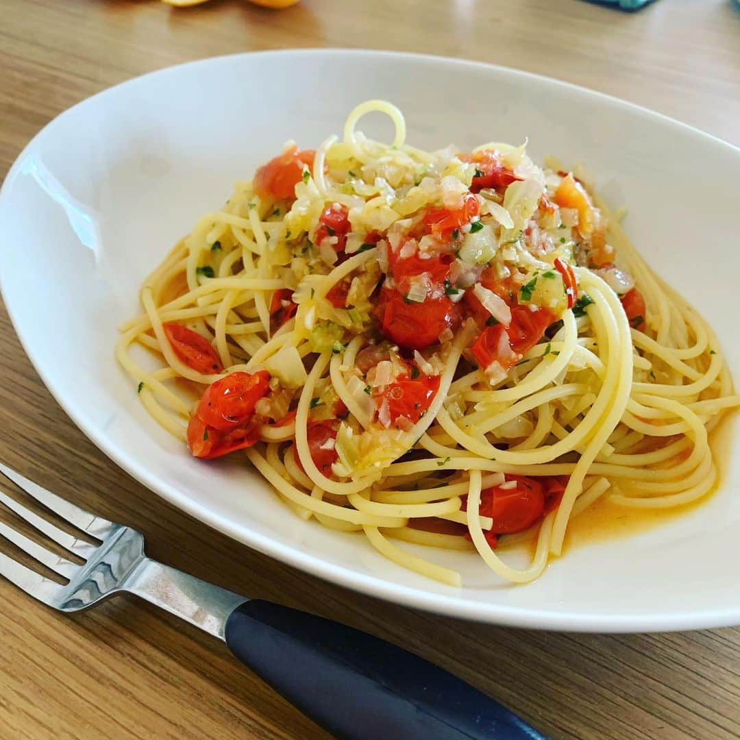 市川ショウのインスタグラム：「「セロリとトマトのパスタ」 夫の作るパスタはどれも美味しいんだけど、昔からこのパスタは大好きな１つ。 ずっと作ってってしつこく言ってようやく作ってもらえた😂  #パスタ　#夫の料理  #ご馳走様でした  #夫は料理人」