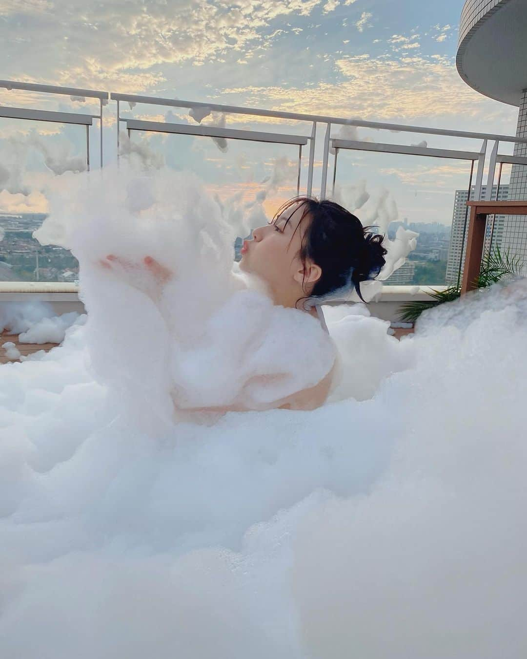 田中美久さんのインスタグラム写真 - (田中美久Instagram)「あわあわ〜🛁  #週刊少年チャンピオン ☁️雲に包まれた感じでした☁️」11月3日 14時52分 - mikumonmon_48