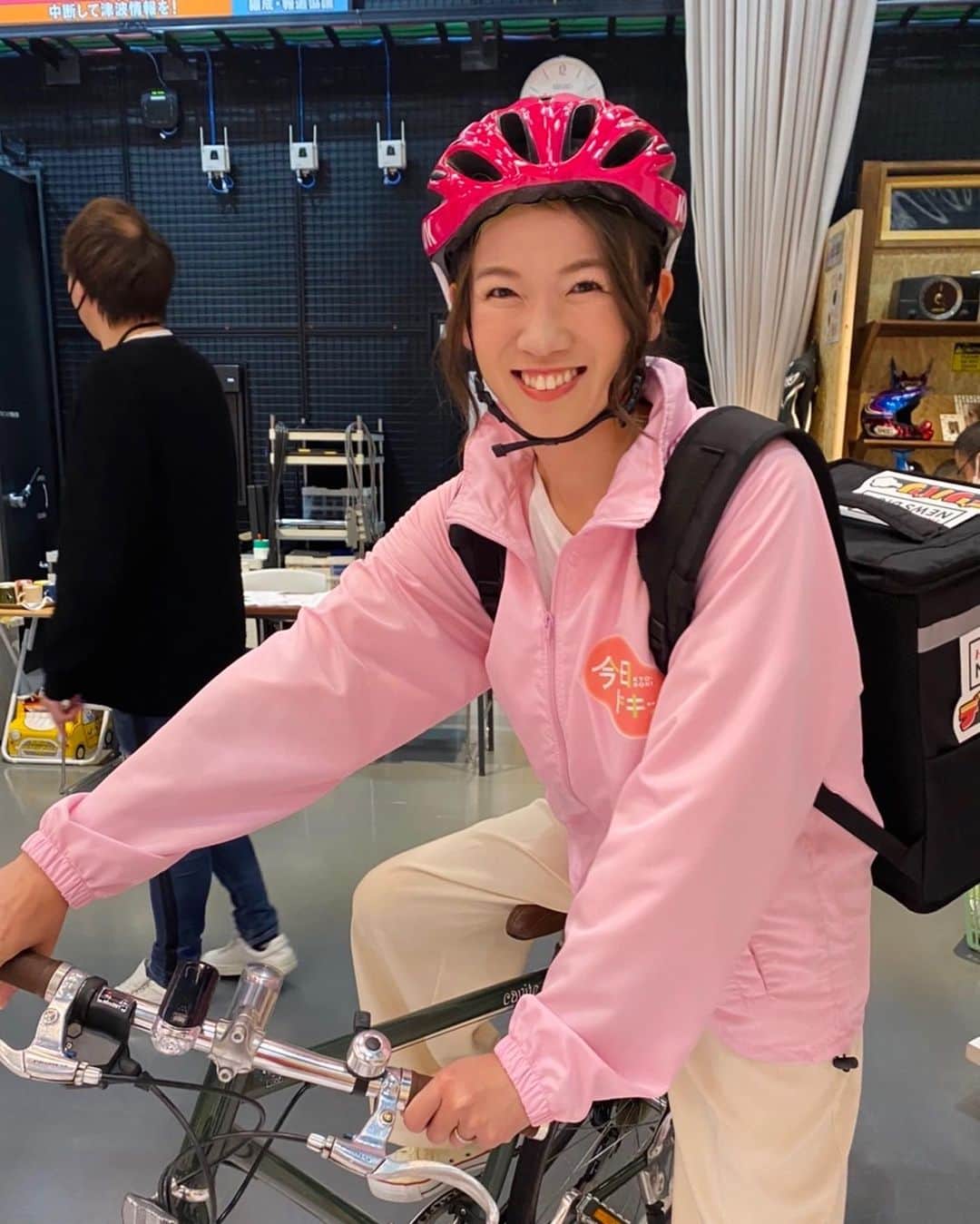 北海道放送「今日ドキッ!」のインスタグラム：「金城アナが、気になるニュースをデリバリー🚴‍♀️  きょうからスタートする新コーナー 「NEWS DIGデリバリー」  「TBS NEWS DIG」という情報サイトに   掲載されているおよそ3万本の記事の中から、 注目のニュースを金城アナ @hbc_marina_kinjo  が皆さんにお届け‼️  ★運転しながらおにぎりを食べるのは交通違反！？ ★柿を食べ過ぎて緊急手術！？  などなど、気になる話題をじっくりご紹介します🤗  きょう17時台の放送です✨  配達員姿の金城アナにも注目です😆」