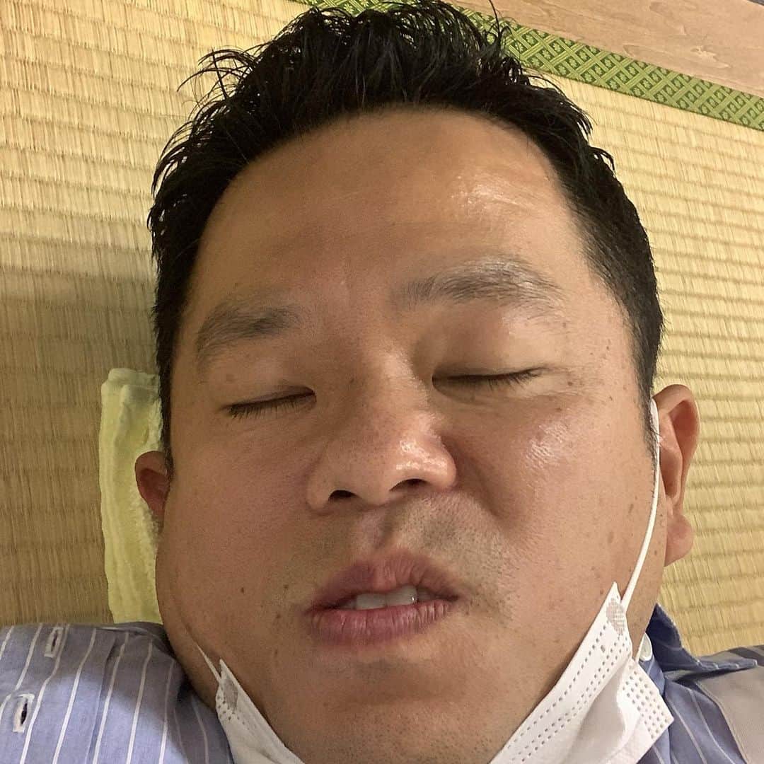 津田篤宏のインスタグラム：「17時まで眠ります」