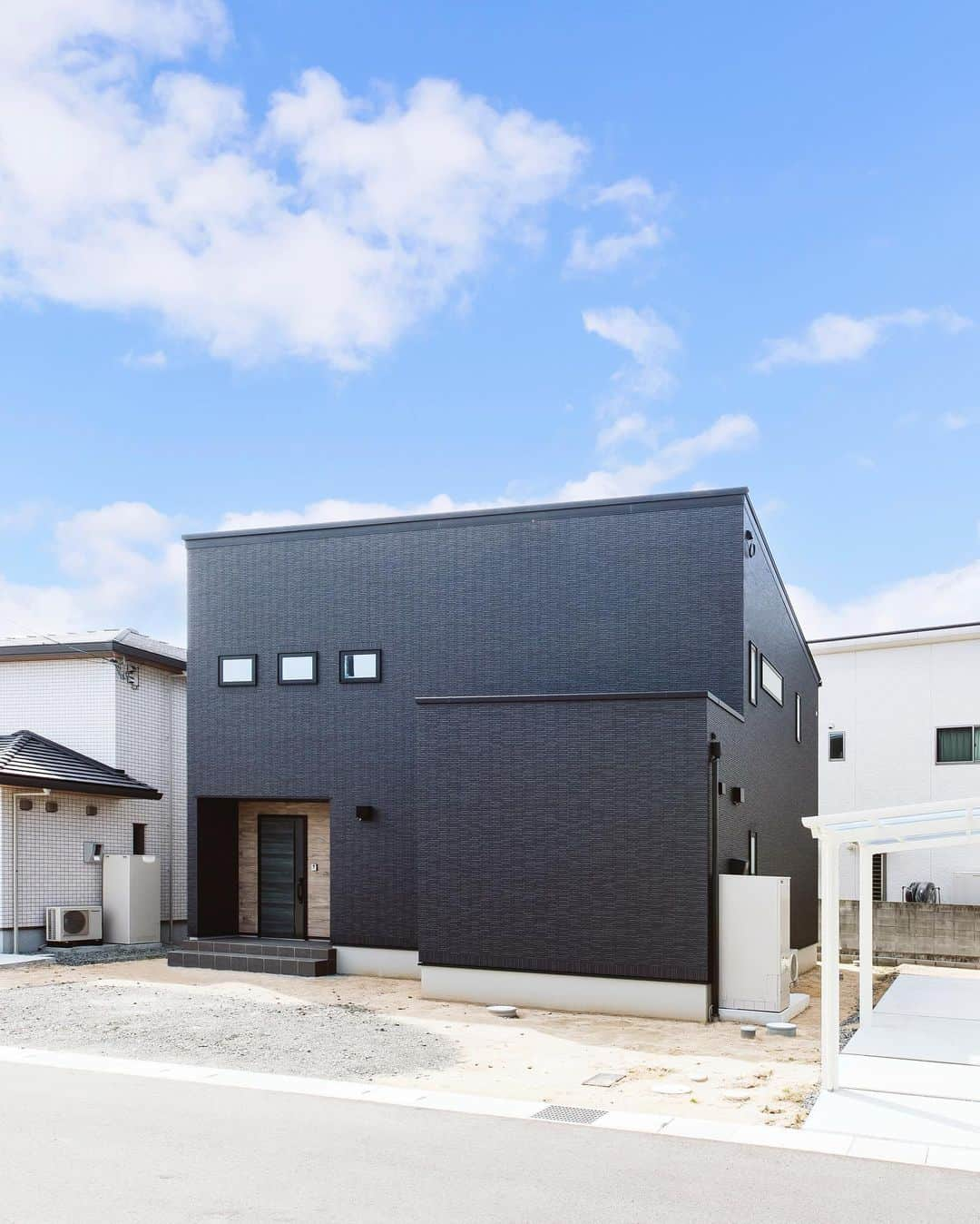 クレバリーホーム岡山南店のインスタグラム：「真っ黒な外壁タイルを使用したかっこいい外観🖤 ーーーーーーーーーーーーーーーー コメントでのご質問も受け付けてますので、お気軽にご相談くださいね💬 ⁡ ■施工事例【HP】はここから🏘 @cleverly_okayama_02 ⁡ ■イベント情報【HP】はここから📆 @cleverly_okayama ⁡ ■クレバリーホーム総社店の日常📸 @cleverly_soja ーーーーーーーーーーーーーーーー ■クレバリーホーム岡山南・総社店  株式会社 ヴィータ・デザイン  岡山市北区庭瀬487-2  HP：vitadesign.jp  Tel：0120-914-800 ーーーーーーーーーーーーーーーー #外壁 #外壁タイル #外観 #外観デザイン #黒い家 #岡山モデルハウス #岡山イベント #モデルハウス #タイルの家 #岡山暮らし #ナチュラル #シック #総社イベント #岡山家 #注文住宅 #戸建て #新築 #岡山 #総社 #岡山注文住宅 #総社注文住宅 #家づくり #家づくり計画 #家づくりの記録 #マイホーム記録 #マイホーム計画 #マイホーム計画中の人と繋がりたい #ライフスタイル #クレバリーホーム #クレバリーホーム岡山南店」