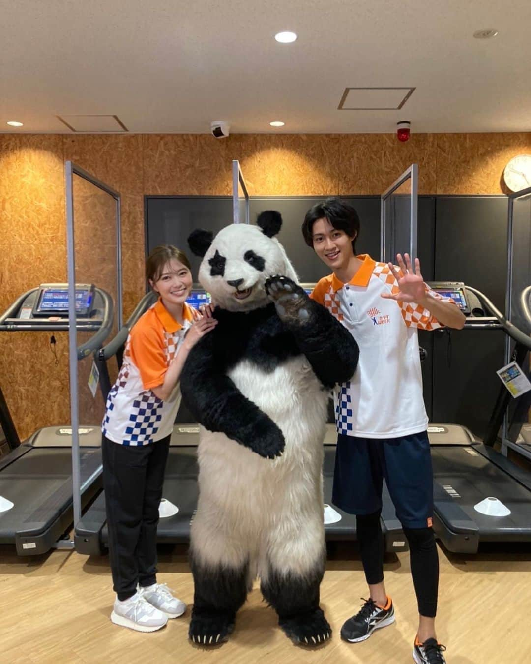 星星（セイセイ）さんのインスタグラム写真 - (星星（セイセイ）Instagram)「🏋️‍♂️❤️🐼❤️‍🔥 #カラダWEEK #コラボ中 #白石麻衣 さん登場‼️ . きょうの #ベラベラENGLISHは ...💯 ／ 🌟wellness 🌟健康 ＼  筋膜ローラー🐼 ちょっと首痛くなっちゃうかだけ心配かな...? でも白石さんのオススメだし、使ってみます❤️‍🔥‼️ #寝る前提  . #星星 #パンダ #panda #pandagram #パンダ好きな人と繋がりたい #ZIP!」11月3日 15時47分 - seisei_panda