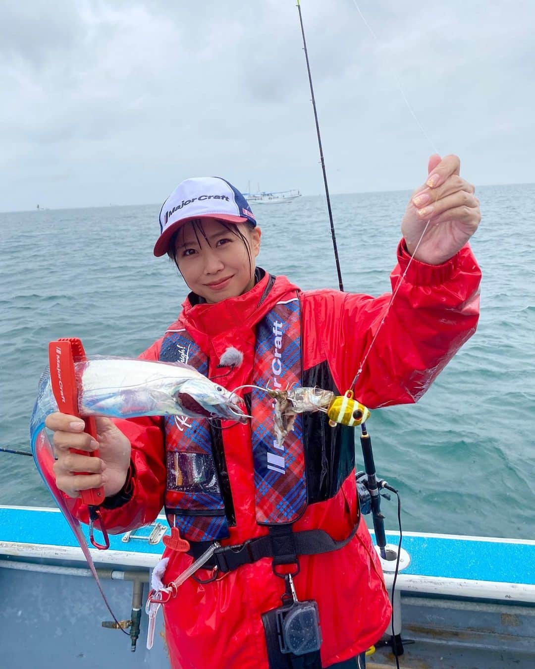 Chiakiさんのインスタグラム写真 - (ChiakiInstagram)「. 先日放送されたソルパラTV第109回🐟  神戸沖で船タチウオテンヤ‪🎣‬ メジャークラフトの川上さんとサポートアングラーの皆と楽しくワイワイタチウオ釣りを楽しみました✌️  YouTubeにもアップされたのでまだ見てないよ〜🙋‍♀️って人は是非見てください✊😆  釣ったタチウオ…美味しかったぁぁ🤤💓  ゲキサスはよく釣れる😍👍👍  https://youtu.be/Zh1HIWgjWl8   #ソルパラTV #メジャークラフト #ゲキサス #釣り #釣りガール #釣り女 #タチウオテンヤ #船タチウオテンヤ #タチウオ #太刀魚釣り #神戸沖」11月3日 15時51分 - chianyanchu