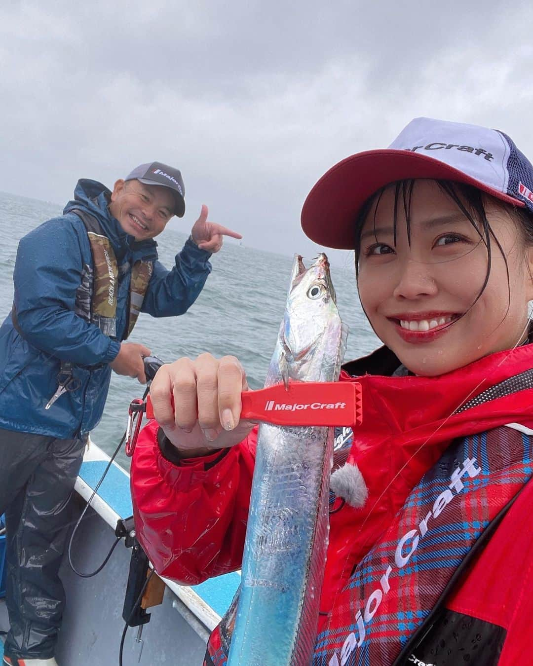 Chiakiのインスタグラム：「. 先日放送されたソルパラTV第109回🐟  神戸沖で船タチウオテンヤ‪🎣‬ メジャークラフトの川上さんとサポートアングラーの皆と楽しくワイワイタチウオ釣りを楽しみました✌️  YouTubeにもアップされたのでまだ見てないよ〜🙋‍♀️って人は是非見てください✊😆  釣ったタチウオ…美味しかったぁぁ🤤💓  ゲキサスはよく釣れる😍👍👍  https://youtu.be/Zh1HIWgjWl8   #ソルパラTV #メジャークラフト #ゲキサス #釣り #釣りガール #釣り女 #タチウオテンヤ #船タチウオテンヤ #タチウオ #太刀魚釣り #神戸沖」