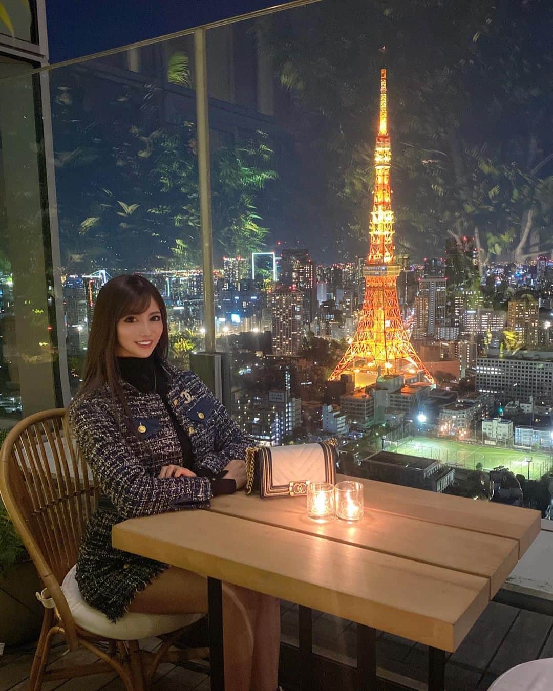 AIのインスタグラム：「東京タワーと夜景🗼❤️ ＊ ＊ こんなに綺麗に東京タワーと夜景が見える場所が近くにあるなんて幸せ🥰 ・ テラスは季節的に10月までだったから、世間はハロウィンの中ギリギリで駆け込んだ🤭笑 ・ ・ ・ #東京エディション虎ノ門 #レストラン #女子会 #テラス #テラスカフェ #東京タワー #東京タワー夜景 #東京タワーが好き #東京タワー映えスポット #CHANEL #シャネル」