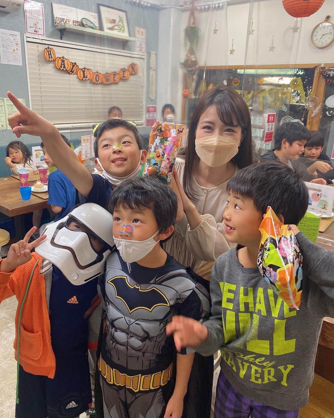道岡桃子さんのインスタグラム写真 - (道岡桃子Instagram)「子ども食堂のハロウィンパーティーに参加してきました！🎃この日は行列ができるほどで、入れ替わりながら１２０人も参加✨  地元 西東京市の建築会社（大熊工業さん）が運営されていて月曜日〜金曜日まで毎日シェフのお姉さんが晩ごはんを作ってくれます👩‍🍳💕https://ohisama-kitchen.com/  お母さんの家事軽減に、塾や習い事の前に、兄弟一緒に、お誕生日パーティー開催など、明るく楽しい食堂で、みんなの憩いの場となっています☀️食堂スタッフさんとお母さんたちも仲良しです👍  ４年前にオープンしたおひさまキッチンですが、よちよちだった子がすっかりお姉さんになっていたり、子どもたちの成長は素晴らしいですね❤️  私の地元にもあったら毎日通っていたでしょう🧒  男の子たち、照れててかわいかった😍 子どもたちから元気をもらいました❣️  @ohisamakitchen2018  @hapimogu_nishitokyo   （事前に抗体検査済みです）  #おひさまキッチン#こども食堂#子ども食堂#西東京市#田無#保谷#西武柳沢#柳沢#毎日営業#おいしいごはん#みんなでごはん #大熊工業 #smile#EATtogether#TALKtogether#GROWtogether#子ども食堂ネットワーク #ハピモグ#西東京市子ども食堂ネットワーク#社団法人おひさま#sdgs #きょうのこどもしょくどうごはん」11月3日 16時13分 - momoko_ana