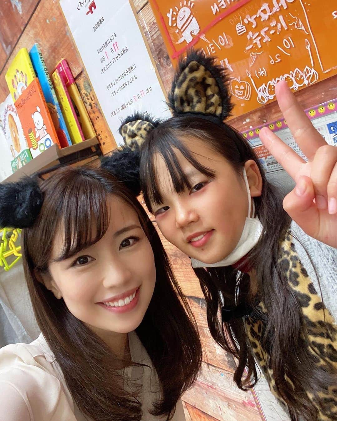 道岡桃子さんのインスタグラム写真 - (道岡桃子Instagram)「子ども食堂のハロウィンパーティーに参加してきました！🎃この日は行列ができるほどで、入れ替わりながら１２０人も参加✨  地元 西東京市の建築会社（大熊工業さん）が運営されていて月曜日〜金曜日まで毎日シェフのお姉さんが晩ごはんを作ってくれます👩‍🍳💕https://ohisama-kitchen.com/  お母さんの家事軽減に、塾や習い事の前に、兄弟一緒に、お誕生日パーティー開催など、明るく楽しい食堂で、みんなの憩いの場となっています☀️食堂スタッフさんとお母さんたちも仲良しです👍  ４年前にオープンしたおひさまキッチンですが、よちよちだった子がすっかりお姉さんになっていたり、子どもたちの成長は素晴らしいですね❤️  私の地元にもあったら毎日通っていたでしょう🧒  男の子たち、照れててかわいかった😍 子どもたちから元気をもらいました❣️  @ohisamakitchen2018  @hapimogu_nishitokyo   （事前に抗体検査済みです）  #おひさまキッチン#こども食堂#子ども食堂#西東京市#田無#保谷#西武柳沢#柳沢#毎日営業#おいしいごはん#みんなでごはん #大熊工業 #smile#EATtogether#TALKtogether#GROWtogether#子ども食堂ネットワーク #ハピモグ#西東京市子ども食堂ネットワーク#社団法人おひさま#sdgs #きょうのこどもしょくどうごはん」11月3日 16時13分 - momoko_ana