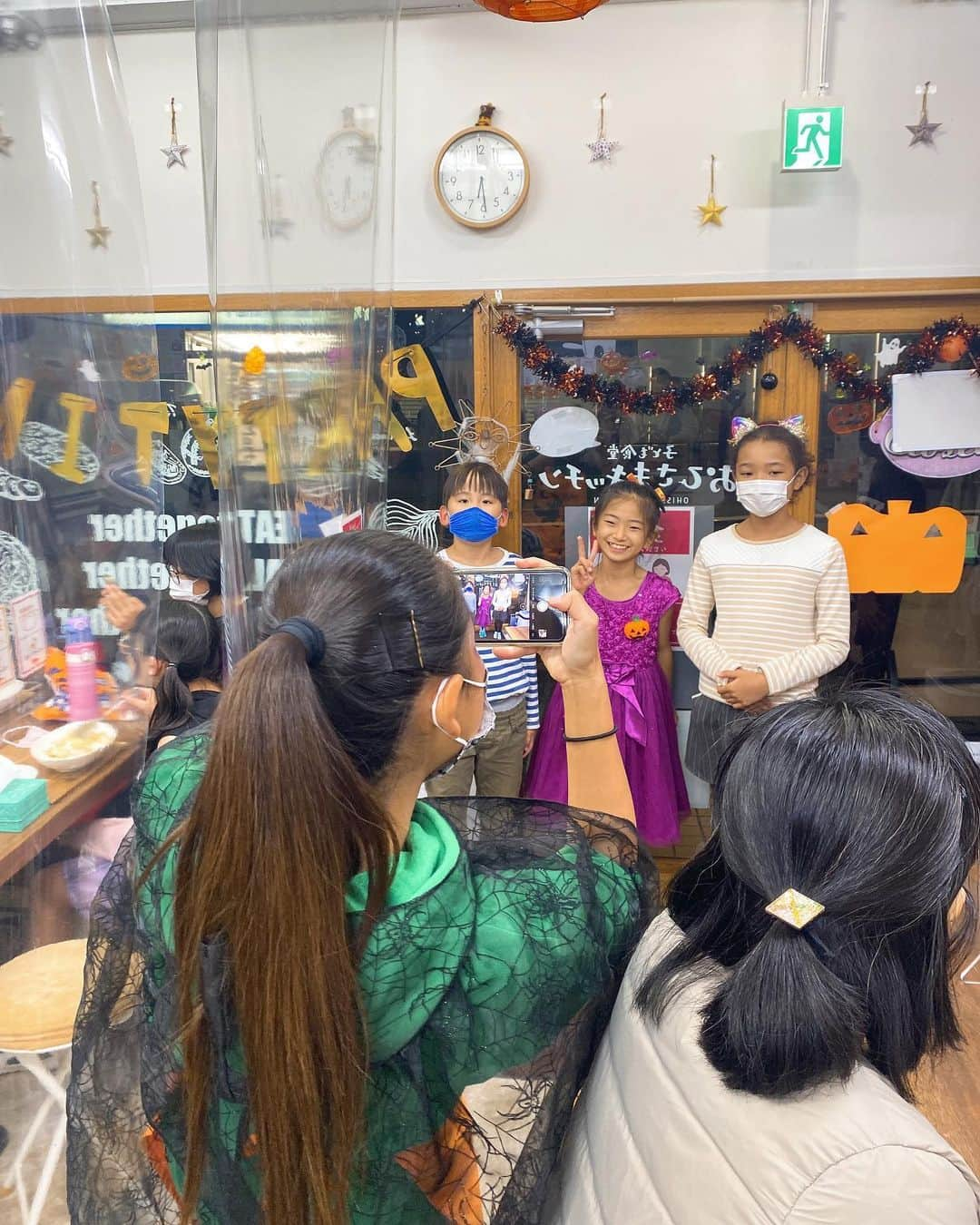 道岡桃子さんのインスタグラム写真 - (道岡桃子Instagram)「子ども食堂のハロウィンパーティーに参加してきました！🎃この日は行列ができるほどで、入れ替わりながら１２０人も参加✨  地元 西東京市の建築会社（大熊工業さん）が運営されていて月曜日〜金曜日まで毎日シェフのお姉さんが晩ごはんを作ってくれます👩‍🍳💕https://ohisama-kitchen.com/  お母さんの家事軽減に、塾や習い事の前に、兄弟一緒に、お誕生日パーティー開催など、明るく楽しい食堂で、みんなの憩いの場となっています☀️食堂スタッフさんとお母さんたちも仲良しです👍  ４年前にオープンしたおひさまキッチンですが、よちよちだった子がすっかりお姉さんになっていたり、子どもたちの成長は素晴らしいですね❤️  私の地元にもあったら毎日通っていたでしょう🧒  男の子たち、照れててかわいかった😍 子どもたちから元気をもらいました❣️  @ohisamakitchen2018  @hapimogu_nishitokyo   （事前に抗体検査済みです）  #おひさまキッチン#こども食堂#子ども食堂#西東京市#田無#保谷#西武柳沢#柳沢#毎日営業#おいしいごはん#みんなでごはん #大熊工業 #smile#EATtogether#TALKtogether#GROWtogether#子ども食堂ネットワーク #ハピモグ#西東京市子ども食堂ネットワーク#社団法人おひさま#sdgs #きょうのこどもしょくどうごはん」11月3日 16時13分 - momoko_ana