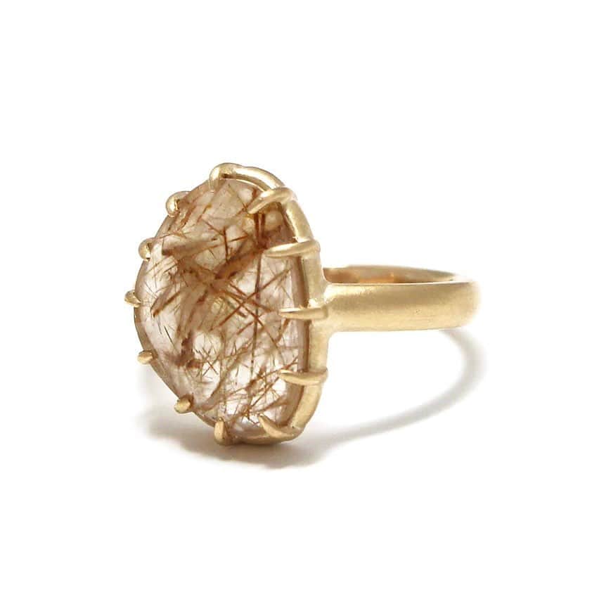 ミキアさんのインスタグラム写真 - (ミキアInstagram)「12本の爪でセッティングされた、ローズカットのルチルクォーツリング。 石をできるだけ地金で覆わず細部まで全て見えるよう留めており、いつでも光を取り込む美しいリングです。  This rose-cut rutile quartz ring is set with 12 claws. The stone is clamped so that all the details are visible with as little bullion as possible, making this a beautiful ring that captures the light at any time of the day. *The shape and color may vary due to the nature of the stones. #rutil#quartz#naturalstone#gold#ring」11月3日 16時17分 - mikiajewelry