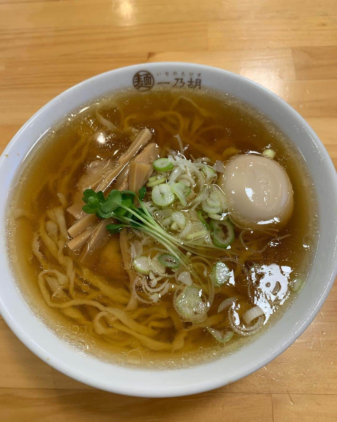 田中悦子さんのインスタグラム写真 - (田中悦子Instagram)「4ヶ月に一度は食べにきている 佐野ラーメンの 【一乃胡-いちのえびす】  佐野ラーメン屋さんは いっぱいあるけど 他に行く必要ないねって 家族みんなが同じ意見です笑🤣 くらい美味しくて大好き😘  餃子はびっくりするほどひとつが大きい🤣 わかるかな？写真で😅  家族で栃木ドライブ🚗  #ラーメン #佐野ラーメン #味玉 #佐野市 #栃木県」11月3日 16時28分 - etsuko.reborn25