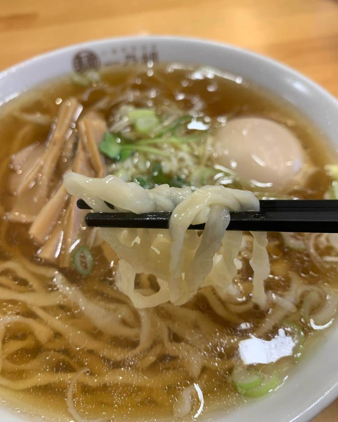 田中悦子さんのインスタグラム写真 - (田中悦子Instagram)「4ヶ月に一度は食べにきている 佐野ラーメンの 【一乃胡-いちのえびす】  佐野ラーメン屋さんは いっぱいあるけど 他に行く必要ないねって 家族みんなが同じ意見です笑🤣 くらい美味しくて大好き😘  餃子はびっくりするほどひとつが大きい🤣 わかるかな？写真で😅  家族で栃木ドライブ🚗  #ラーメン #佐野ラーメン #味玉 #佐野市 #栃木県」11月3日 16時28分 - etsuko.reborn25