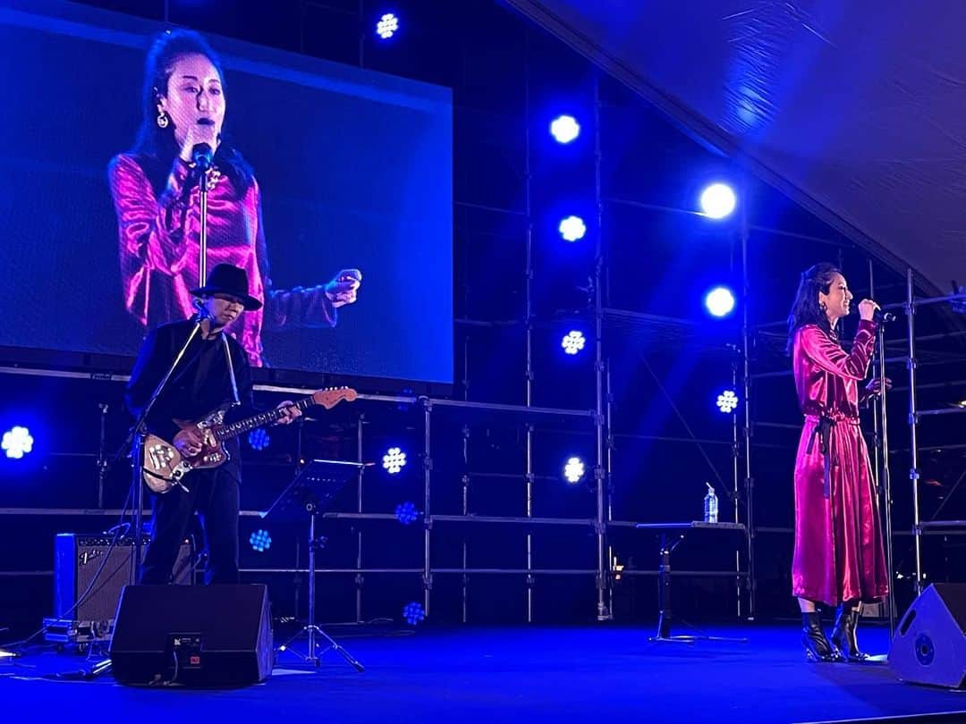 Ms.OOJAのインスタグラム：「富山城址CLUB FES2022  10年ぶりの富山ライブは野外で久々のスタンディング✨アッキーとゴウくんとお届けしました！  みんな踊りまくりでめちゃくちゃ楽しかったー！！ みんなに会えて幸せでした💗  また会いにいくね！  セトリ 1.六本木純情派 2.プラスティックラブ 3.初恋 4.恋におちて fall in love  5.みずいろの雨 6.木枯らしに抱かれて 7.木綿のハンカチーフ 8.真夜中のドア/Stay With Me 9.フライデイチャイナタウン 10.Be...  #msooja #富山　#富山城址公園」