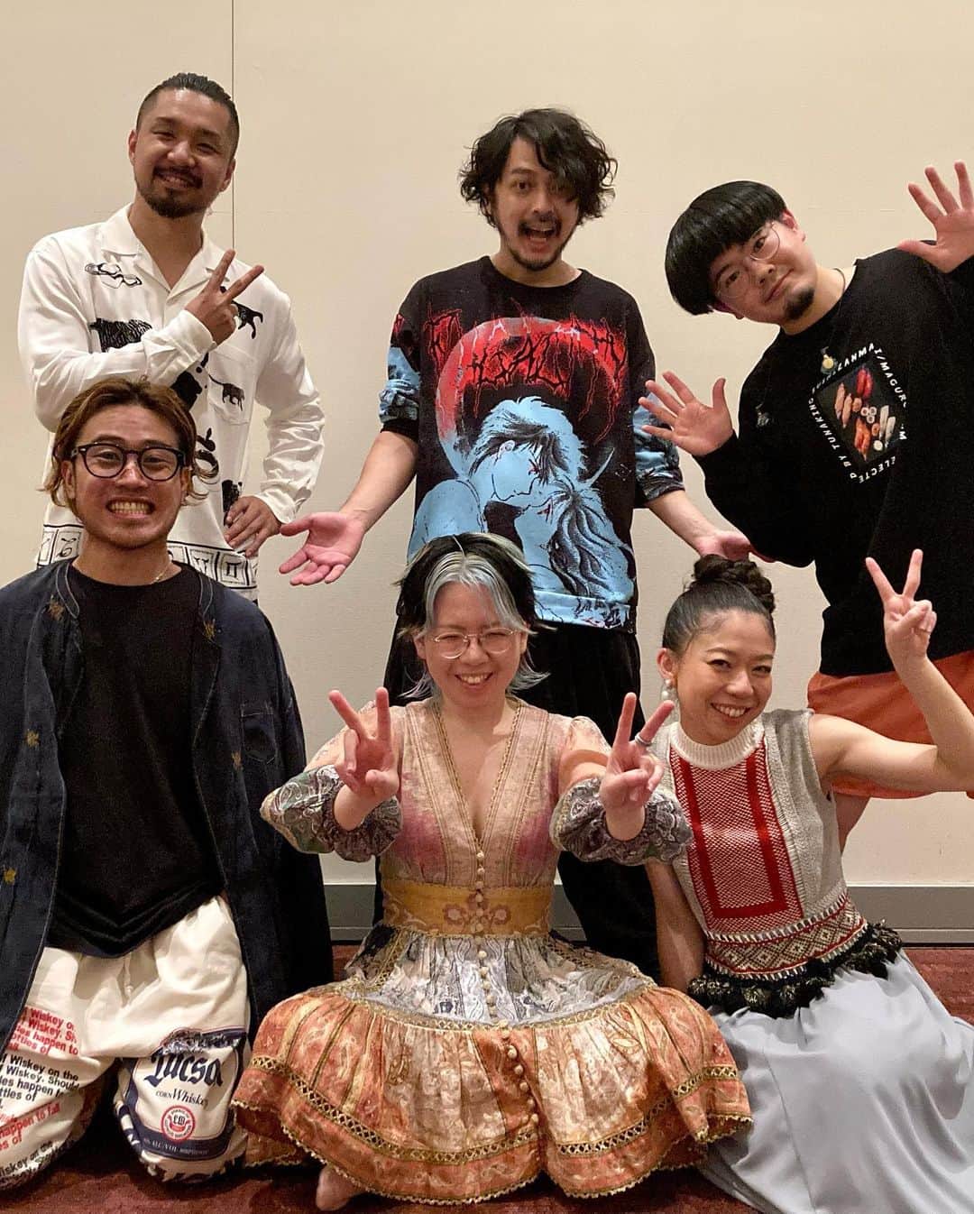 中村佳穂のインスタグラム：「ツアーファイナル❤️‍🔥福岡 ありがとうございました！！  本日をもって2022年全国ホールツアー「TOUR ✌︎ NIA・near ✌︎」が終了🥲  ご来場の皆様、WOWOW生中継をご覧いただいた皆様、ありがとうございました✨ また会いに行くので会いに来てくださいね☺️  10/27大阪・フェスティバルホールのライブレポートと、今回のツアーのセットリストをまとめたプレイリストが公開！ 写真と楽曲とともに思い出を振り返ってくださいね🫶  ✴︎ライブレポート https://natalie.mu/music/news/499968  ✴︎プレイリスト https://nakamurakaho.lnk.to/NIA_near  これからも 「NIA」がずっとあなたのそばにあることを願って🫶  Vo.Pf 中村佳穂 Drums 伊吹文裕 @fumihiro_ibuki  Drums 深谷雄一 @u1_fky  Bass 越智俊介 @ochi_the_funk  Bass 榎元駿 @sunbalkan_ofw_1im  Chorus 高橋あず美 @azumi_takahashi  Chorus & Guitar 植松陽介 @yohsukeuematsu   #TOURNIAnear」