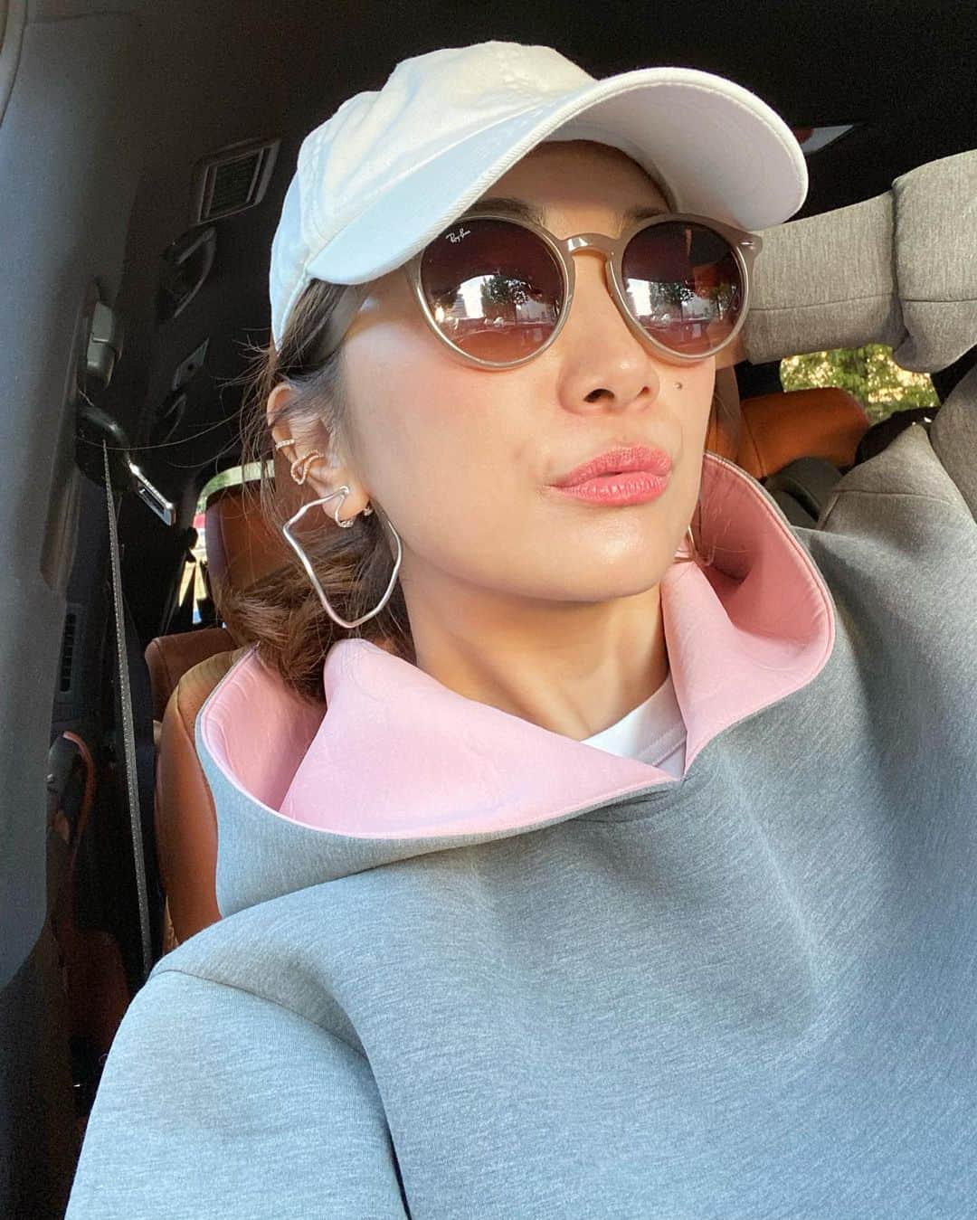 Mai Wakimizuのインスタグラム：「今日は朝から公園大満喫でした＼(^o^)／車に乗った瞬間、息子も娘も寝たので私もついでに休憩♡お気に入りのフーディワンピ♡フードのpinkに合わせてリップもpink♡ #linkable#男の子ママ#女の子ママ#mamalife」