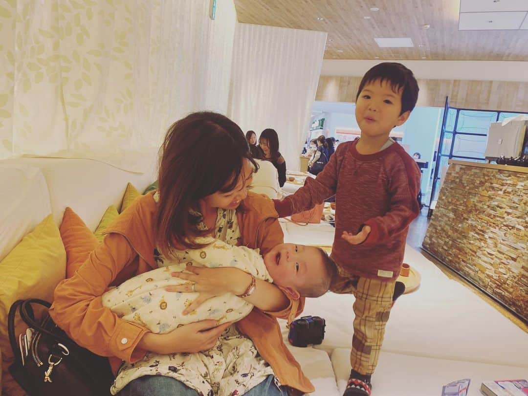 北川まみのインスタグラム：「今日は、二人の男の子ママの友人に協力してもらってお出かけ練習😂  まず時間通りに到着するん、むずー‼️笑 1時間前に到着予定が30分前になった😳  おそらく赤ちゃん連れランチの難易度Lv1の笑🔰、チャノマの小上がり席へ✨ でもベビーカーからの移動とか友達に手伝って貰わないと全然無理だったし、席でもお味噌汁蹴ってこかすからすぐ一気飲み😂  そして1時間で限界が来て、どれだけ大きな声を出せるか選手権がはじまったので急いでお店を出ました😇  慌ただしく一瞬やったけど、3歳の次男くんと触れ合えたり友達に👶抱っこしてもらえて、うちの子はとってもご機嫌さんだった😊良かったよかった💕  #赤ちゃん連れランチ #チャノマ #生後4か月 #30代ママ」