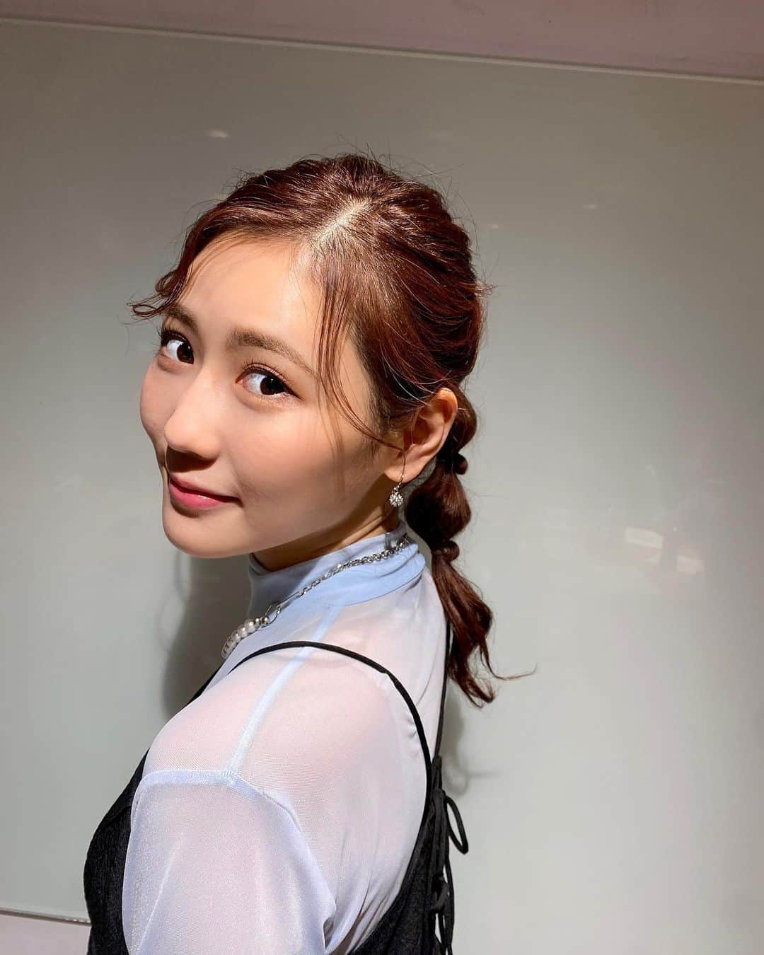 のインスタグラム：「顔がシュッとしてきた気がする🥹  #最近運動頑張ってる #朝起きた時の浮腫みが違う #今週まだできてないけど #運動スイッチ切らないようにしないと #運動したら報告します #サボってないか見張りお願いします #髪型かわいい」