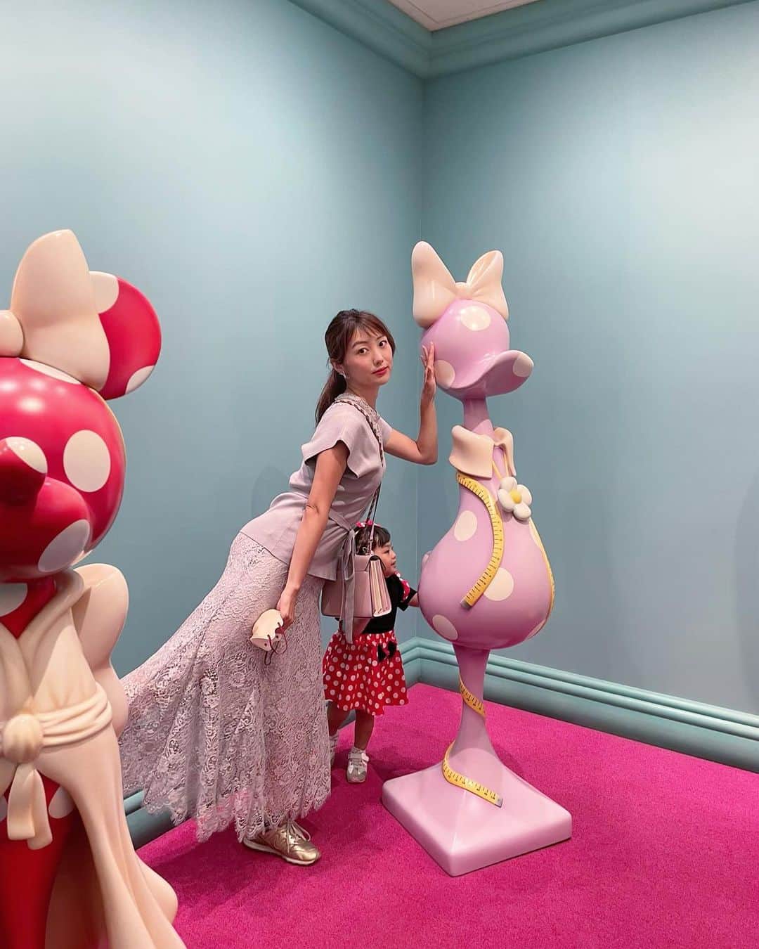 若井久美子のインスタグラム：「ディズニーランドのトゥーンタウン内にある「ミニーのスタイルスタジオ」💓🌈 いつかの父が撮ってくれた写真😂📷 娘はミニーちゃん🎀  #ディズニーランド  #disney #2歳女の子」