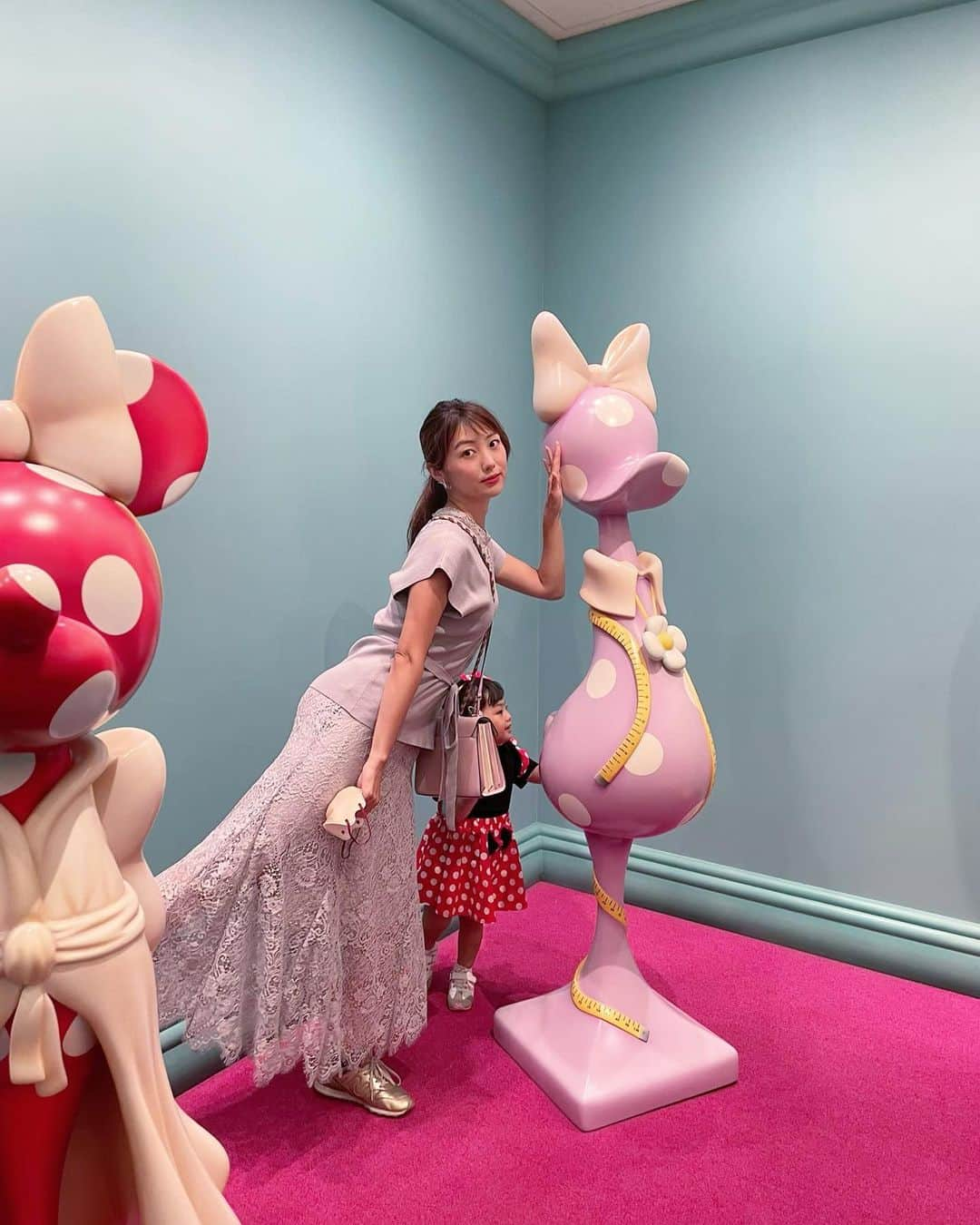 若井久美子さんのインスタグラム写真 - (若井久美子Instagram)「ディズニーランドのトゥーンタウン内にある「ミニーのスタイルスタジオ」💓🌈 いつかの父が撮ってくれた写真😂📷 娘はミニーちゃん🎀  #ディズニーランド  #disney #2歳女の子」11月3日 17時25分 - wakai_kumiko