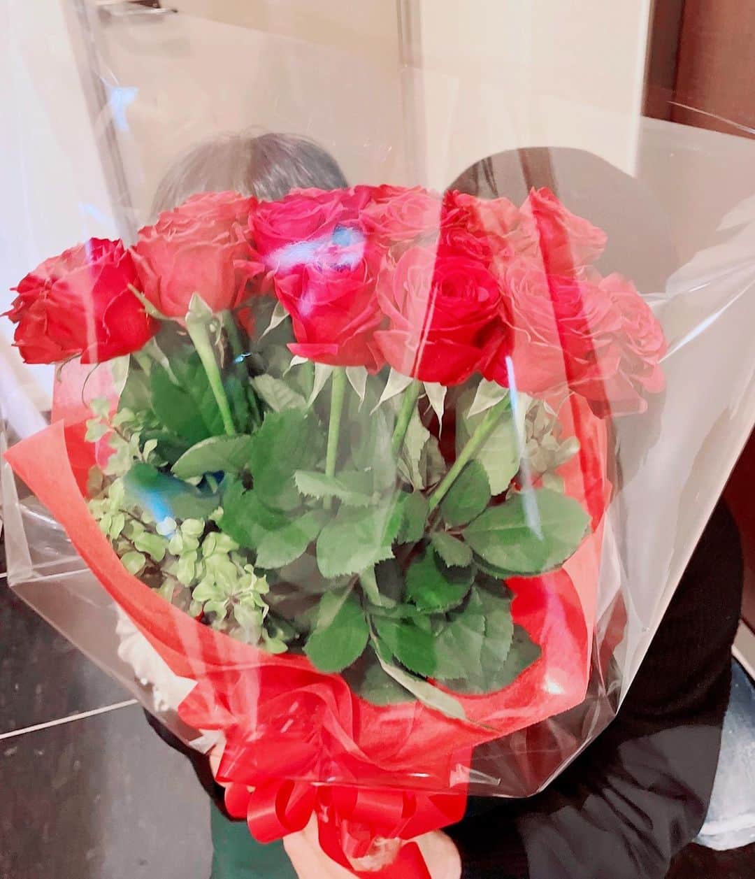 押切もえのインスタグラム：「結婚記念日の朝。  夫と息子、2人で仲良く出かけたと思ったら、「ママ〜」と、玄関から私を呼ぶ声と綺麗な花束。 嬉しいサプライズでした。  おめでとうの言葉は練習していたそうな。  お花の後ろに隠れる2人がなんとも愛おしく、写真を撮っていたらひょこりと息子の顔。  今年も感謝です。  家のことに育児、どちらもまたがんばれそう〜☺︎  #結婚記念日」