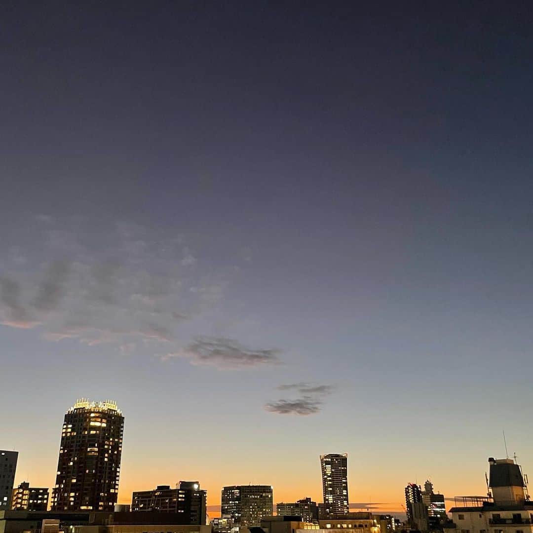 吉井明子さんのインスタグラム写真 - (吉井明子Instagram)「𓍯𓍯𓍯  Today's sunset sky.  #空 #夕焼け #tokyo #sky #sunset #日落 #일몰　#matahariterbenam」11月3日 17時36分 - akiko_yoshii_sunny_rain