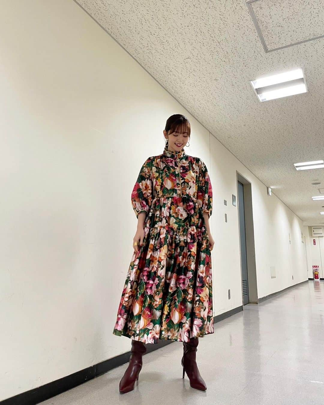 鈴木愛理さんのインスタグラム写真 - (鈴木愛理Instagram)「✴︎ 今夜のクラシックTVは！！！！ ⁡ スピンオフ特番「ミュージカルTV」ということで、ミュージカルをたっぷり堪能していただける59分拡大版！🩰 ⁡ 清塚信也さんと私鈴木愛理に加え、 ミュージカル界をけん引する井上芳雄さんと宝塚歌劇団出身の咲妃みゆさんがゲストMCとして参加してくださいました🥰🤍 ⁡ いつものクラシックTVの温かさはそのままに ミュージカル愛に溢れたトーク、 超豪華出演陣が名曲の数々をお届けしてくださいます。ほんとに贅沢でした😭！！！！！！ ⁡ さらにさらにロンドン・ミュージカル界のトップスターのケリー・エリスさんの歌唱や、アンドリュー・ロイド＝ウェバーさんの独占インタビューなども放送。。。 ⁡ ひったひたにミュージカルの魅力に浸かってください😳🫶 ⁡ 見逃し厳禁ですよ！！！ ⁡ one-piece @adelly.tokyo earring @abiste_official gold stone ring @magnolia_tokyo gold ring @agu_accessories @higashiyamapr #最近の衣装たち」11月3日 17時41分 - airisuzuki_official_uf