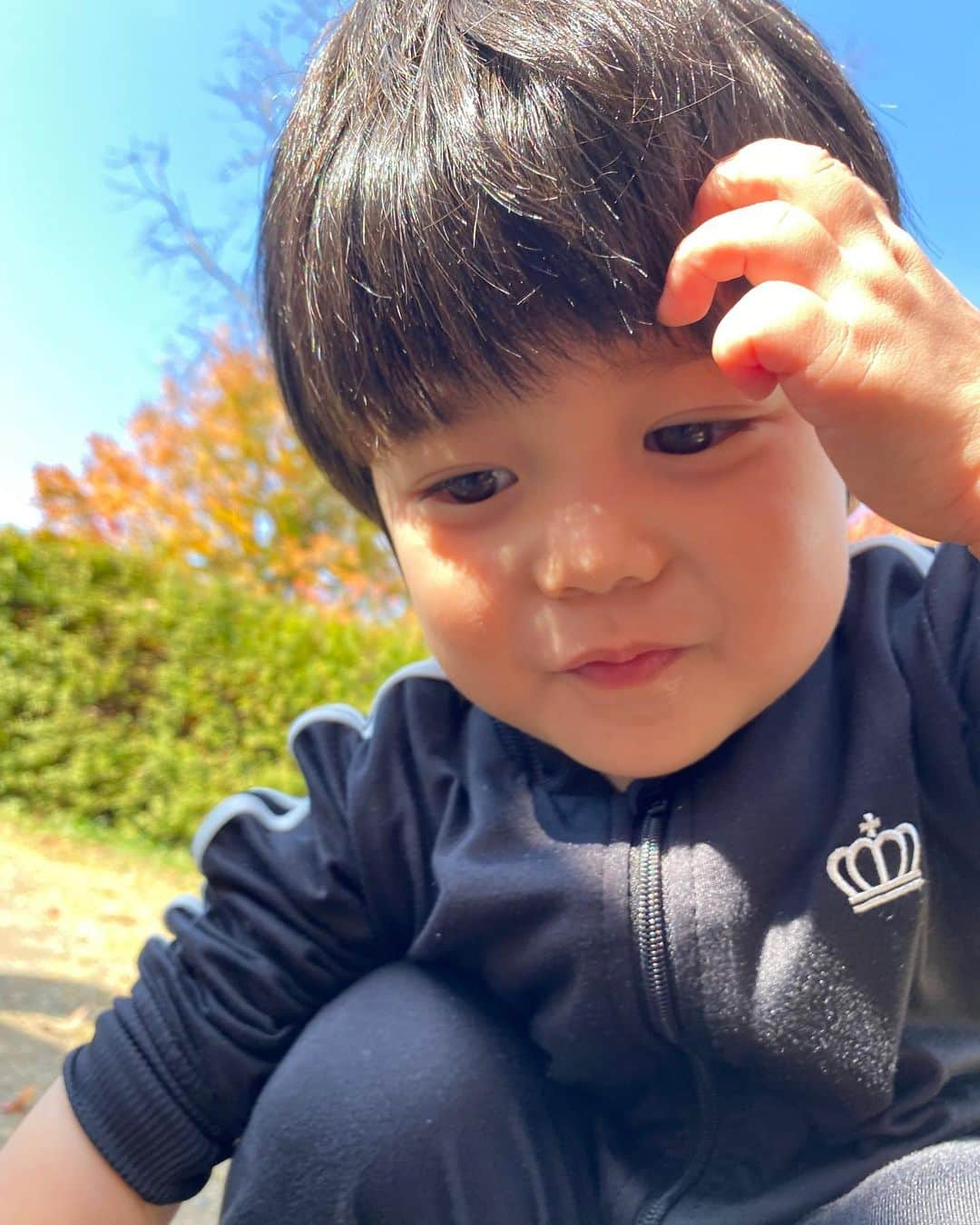 みやこLv.18のインスタグラム：「・今日はパパと2人でお出かけ👶🏻💖 いつも行く公園で、お友達がいたんだけど逃げ回ってたらしい😂 どうして〜🥲🥲🥲 仲良くして🤣 ・ #2歳 #男の子ママ #育児日記 #成長記録 #ベビーモデル #ママモデル #インスタグラマー #インフルエンサー #ママさんと繋がりたい #イケメン  #youtube #youtuber #pr」