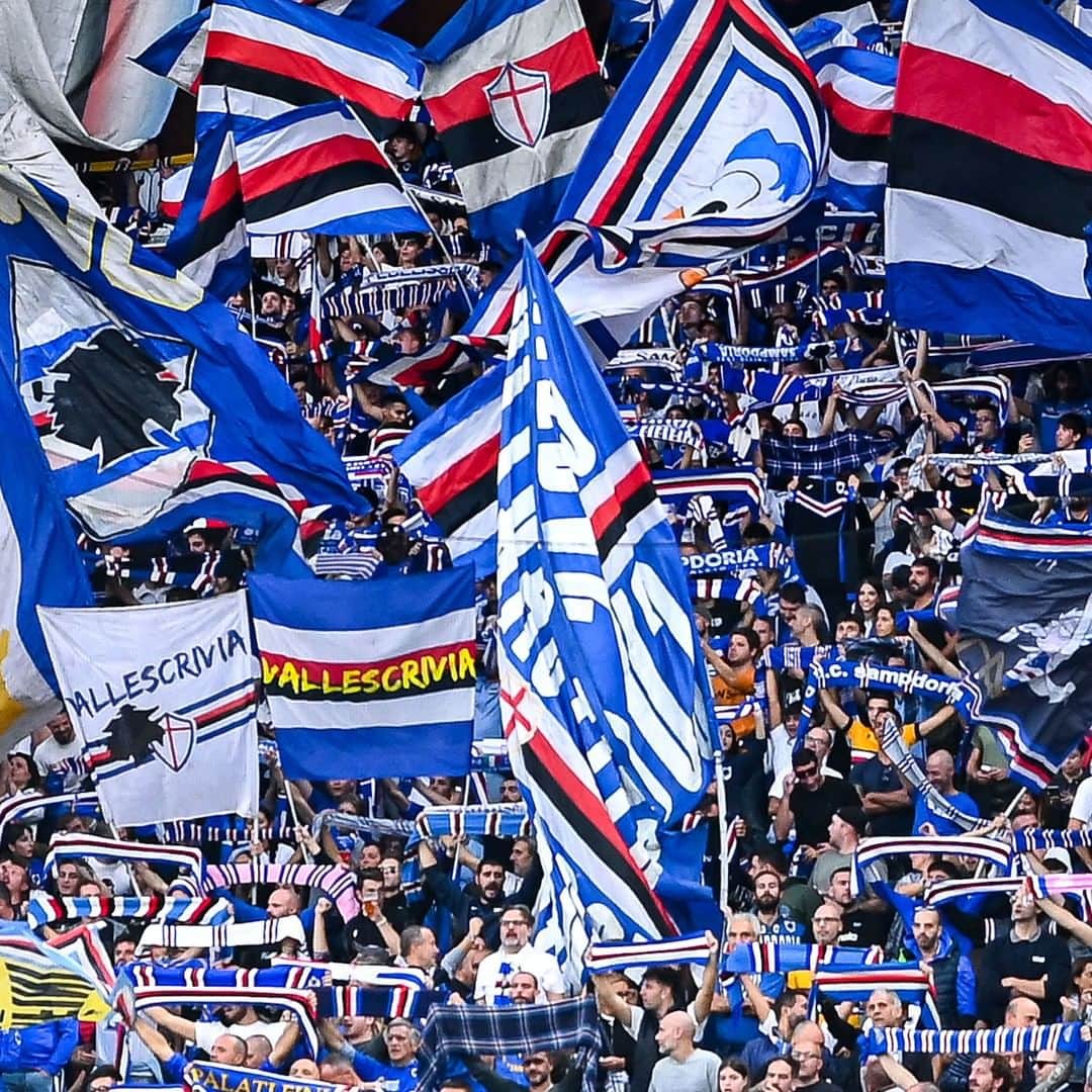 UCサンプドリアのインスタグラム：「🎟️ Vivi la #GradinataSud. Scopri #Ticketag e condividi la passione per la #Sampdoria.  #FORZADORIA 🔵⚪️🔴⚫️⚪️🔵」