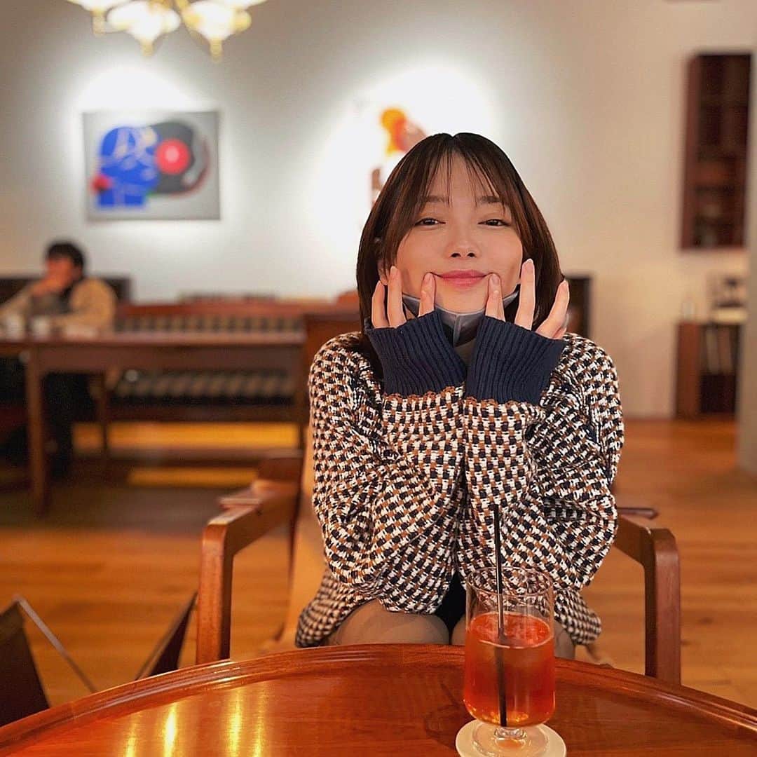 竹本萌瑛子のインスタグラム：「写真見返すと、自分が思ってるより笑ってないので手動笑顔を採用。  #手動笑顔」