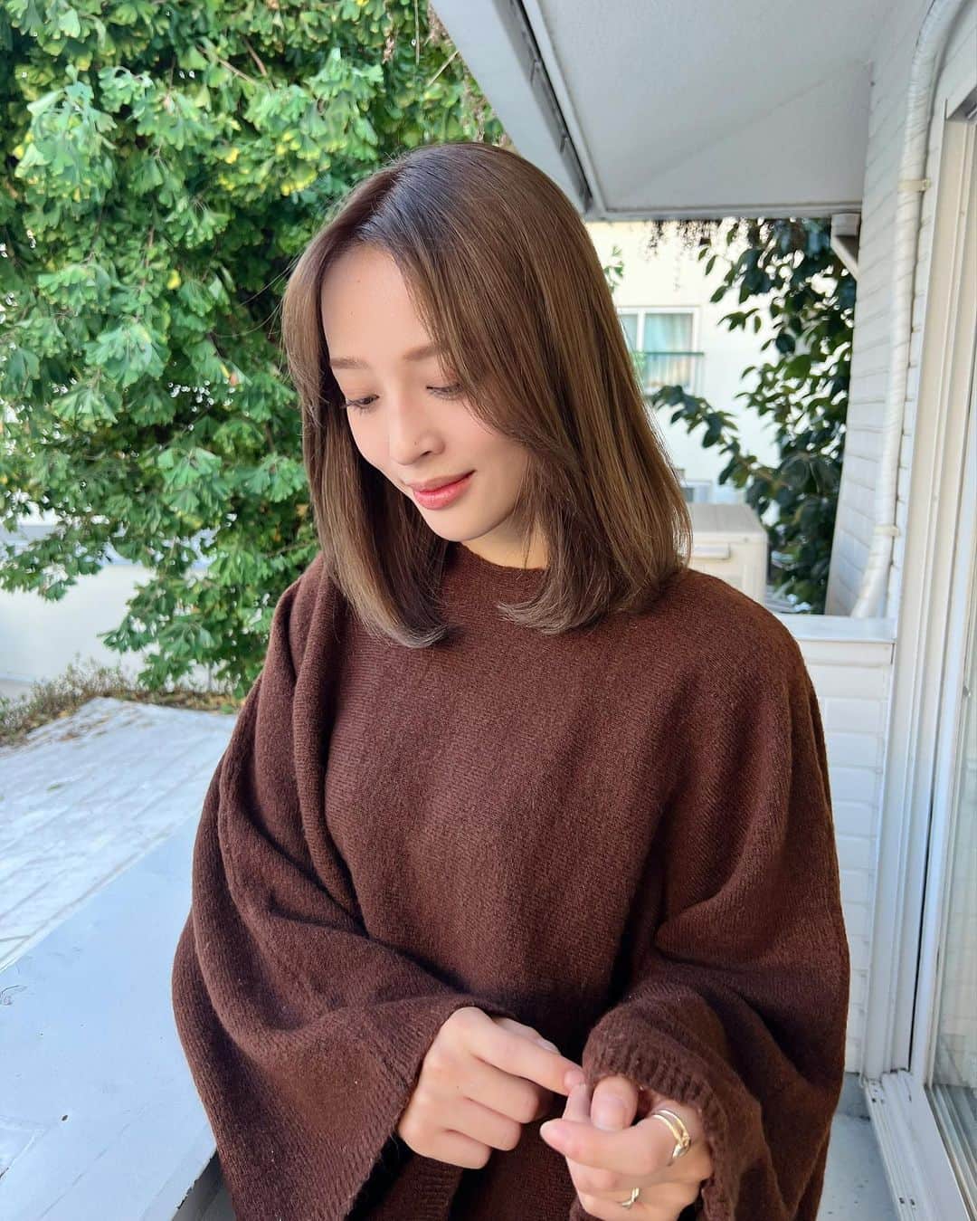 神部美咲のインスタグラム：「やーっと美容室✂️ 大人しめの色に  生き返った🥰🥰🥰  @log_omotesando  いつもありがとう🖤」