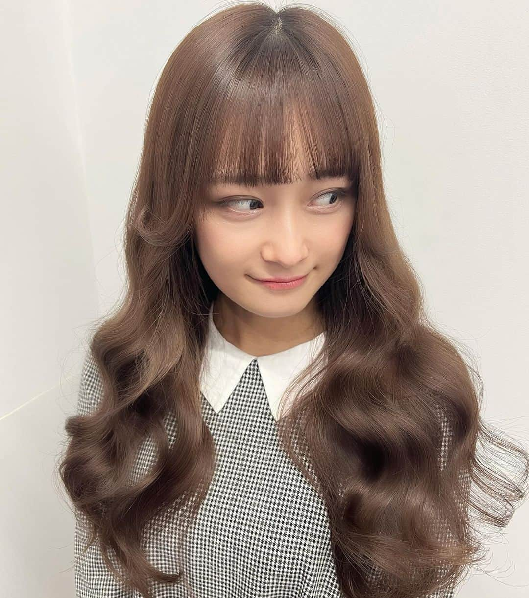 奈良怜那さんのインスタグラム写真 - (奈良怜那Instagram)「．  とぅるとぅるにしてもらいました🤍  💇‍♀️ @yukimi_y1127  #渋谷美容室#渋谷サロン#ヘッドスパ#トリートメント#ヘアメンテナンス#ヘアカラー#ブリーチなしカラー#重めバング#ぱっつん前髪#巻き髪#ロングヘア#暗髪#ダークブラウン#ハイライトカラー#きれかわ#お出かけコーデ#サロンモデル#正妹#美丽的女孩#发色#紫色#얼짱#헤어컬러#haircolor#japanesegirl#snidel」11月3日 18時31分 - narareina_111