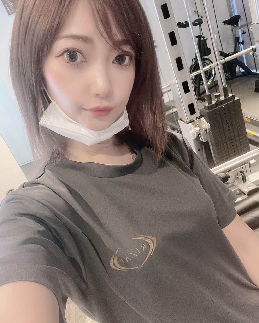 一鷹杏奈さんのインスタグラム写真 - (一鷹杏奈Instagram)「ライザップ 9回目のトレーニング 今回は、下半身上半身ちょっとづつしました！  体脂肪も4パー落ちて 初めて内臓脂肪1になって 褒められた！やる気でる！  トレーニング後にセルフエステした💆‍♀️ エステも慣れてきた👍✨  RIZAPに興味がある方や気になる方はぜひお気軽にDMください！ 質問にも答えます✨✨  #フィットネス#トレーニング #筋トレ#ダイエット#ライザップ#ボディメイク#ライザップ女子 #ダイエット記録#低糖質」11月3日 18時44分 - annaichitaka