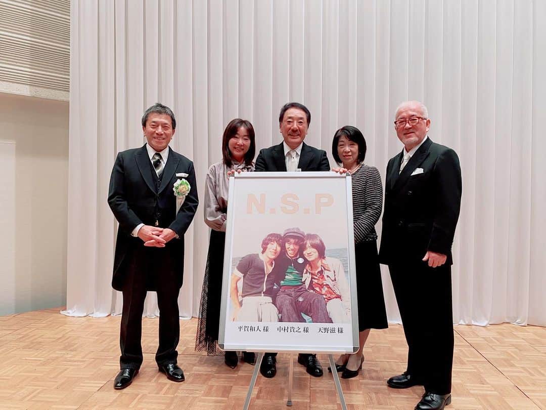 天野佳代子のインスタグラム：「40年ぶりに岩手県一関市へ。亡き夫、天野滋のグループNSPが市勢功労賞をいただくことになり、その表彰式に代理で出席させていただきました。  平賀和人、昨年亡くなった中村貴之の妻・恭子ちゃん、佐藤善仁市長、前市長と共に。  2枚目はNSPの大ヒット曲「夕暮れ時はさびしそう」の舞台となった磐井川にて。夕陽がキレイでした。  久しぶりの一関、人も街も温かかったです。ありがとうございました。  #NSP #一関 #夕暮れ時はさびしそう #天野滋」