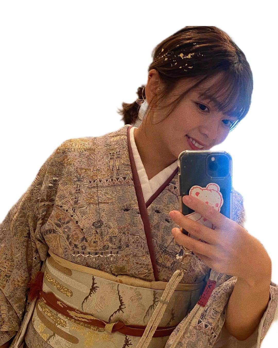 瀬戸サオリのインスタグラム：「今日は息子の七五三👦🏻  スタジオで撮影した後 両家でご飯食べてきました♡  息子の被布は くすみカラーで 本当に本当に可愛かった☺️ ベレー帽に合わせたり ブーツ履いたり おしゃれな写真が撮れて 母は満足です💛  私も可愛い髪型と 素敵な着物を着れて 節目の日大好きだなぁ☺️ なので久しぶりに私も… 写真を撮ってみたりして😇  ご飯が美味しすぎたし 楽しかったし 改めて両家みんなが健康で 一緒に集えることの幸せ💕  息子は小さくて大変な出産から ここまで無事に とっても元気に育ってくれて 本当にありがとう🥹 そしておめでとう🎈☺️  家族っていいな🤎  #七五三」