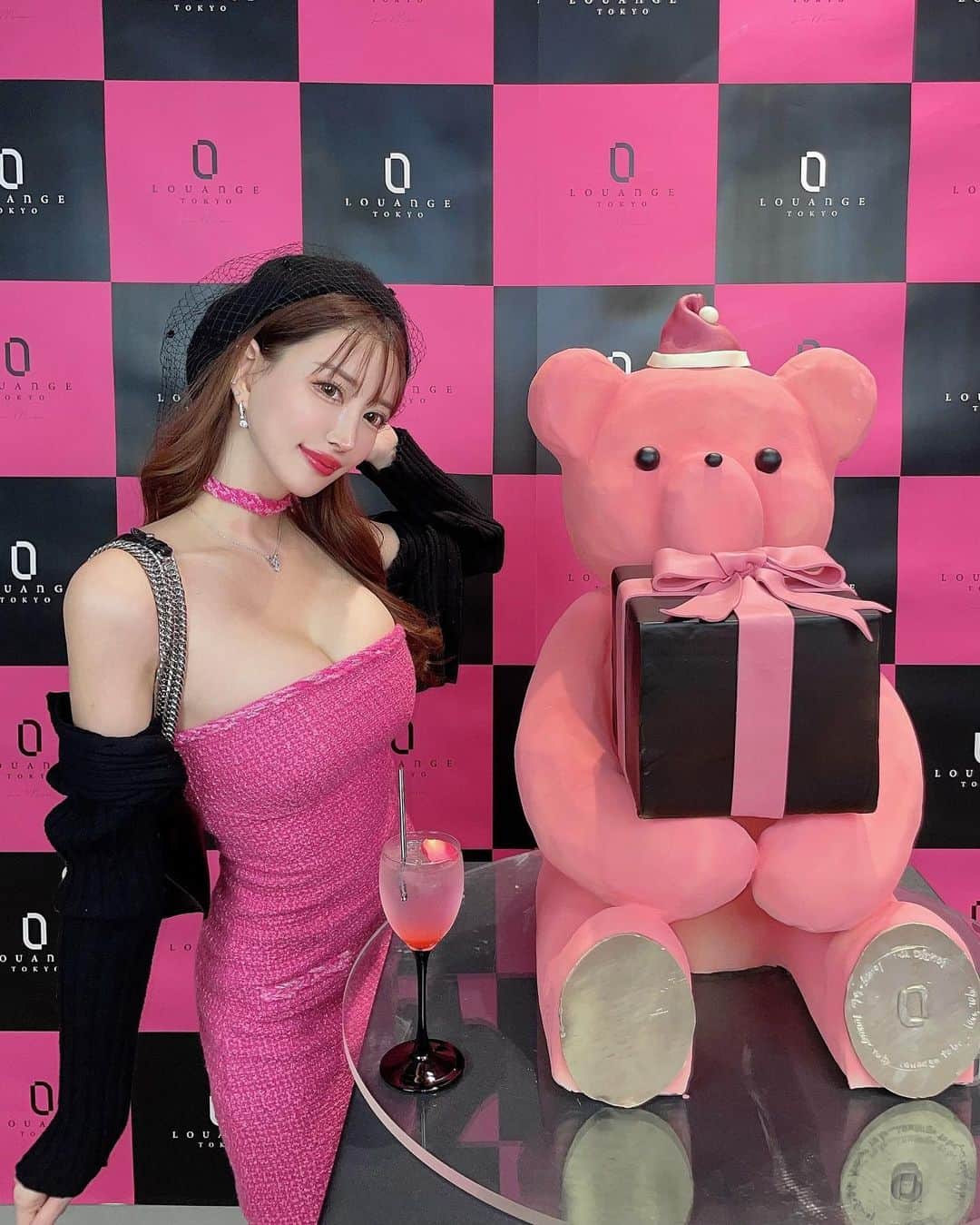 蘭子のインスタグラム：「🅑🅛🅐🅒🅚×🅟🅘🅝🅚🎀 . Louange X'masコレクション🍰🎄💝 . 黒ピンクの世界観が可愛すぎて過去一ツボでした😍✨ ここのくまさんかわいくて美味しくて大好き🧸 銀座でスイーツといえばここです🫶 . そして最後フィルター間違えて押しちゃった るみさんの不意打ちショットが可愛すぎて お気に入りです❤️❤️笑 . . #louange#louangetoky#louangetokyolemusee#銀座#銀座カフェ#銀座ランチ#銀座グルメ#銀座ディナー#銀座スイーツ#東京カフェ#カフェ巡り#カフェ活#カフェ巡り好きな人と繋がりたい#アフタヌーンティー#アフタヌーンティー巡り#東京アフタヌーンティー#ピンクコーデ#ワンピースコーデ#帽子コーデ#帽子アレンジ#ベレー帽コーデ#プチプラファッション#プチプラ高見えコーデ#プチプラコーデ#ツイードワンピース #今日のコーデ#きょコ#shein購入品#sheinコーデ#sheingals」