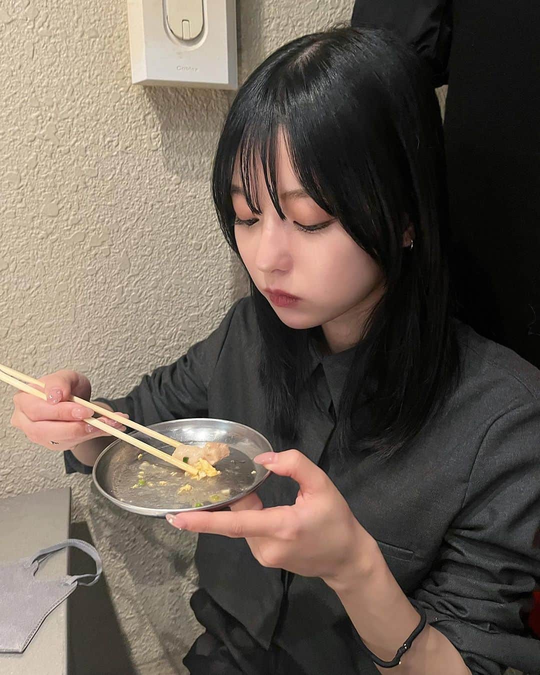 sarimaru(国木田さりまる)のインスタグラム：「居酒屋さんのご飯大好き🍻こちらは豚肉とキクラゲのたまご炒めを食べてます🍳」