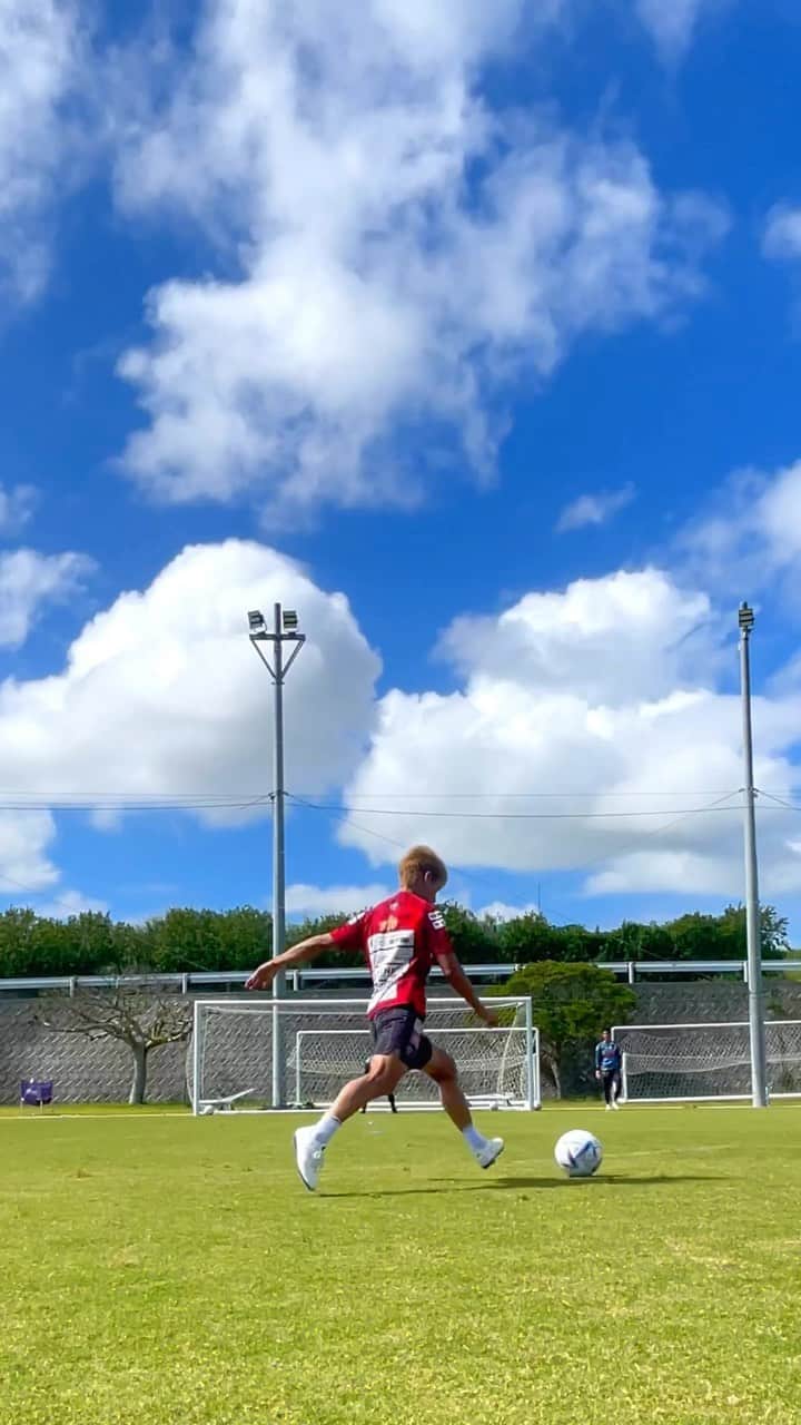 のインスタグラム：「自主トレでやったシュート練習 #fc琉球#サッカー選手#Jリーガー#football#soccer#」