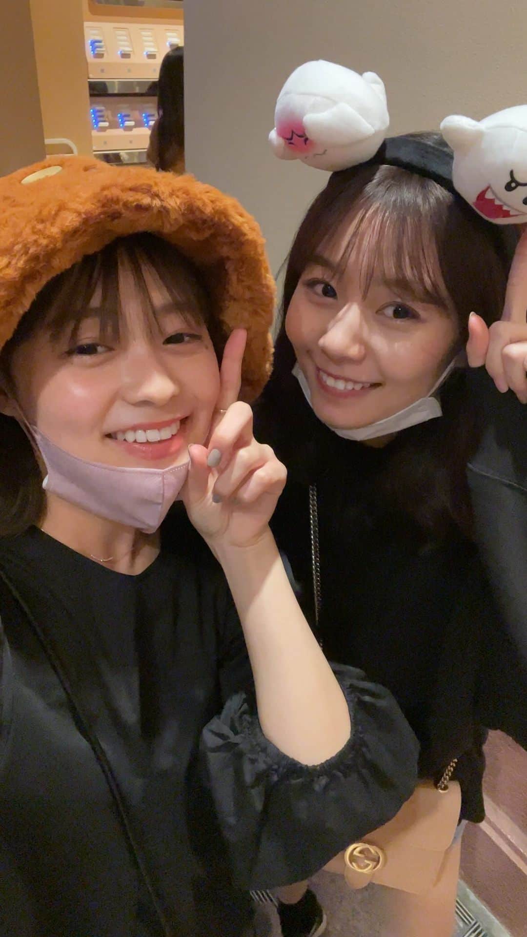 杉浦みずきのインスタグラム：「自分の被ってるものを必死で見せたい2人🧸👻 @tazaki_sakura  #ユニバ #usj #ユニバーサルスタジオジャパン   #ミニオン #テレサ」
