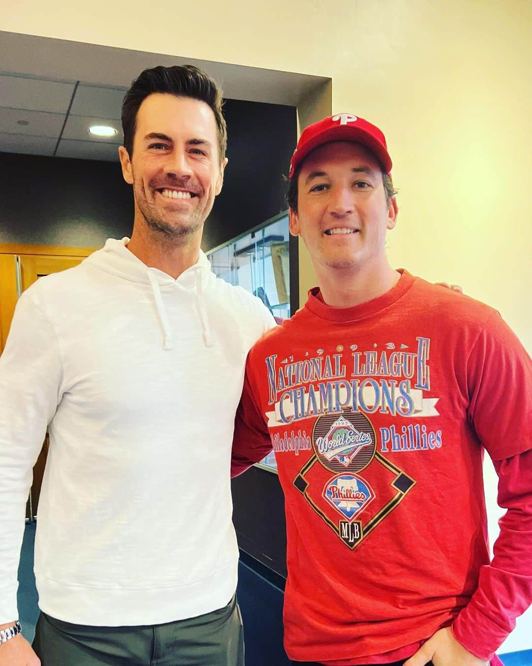 コール・ハメルズのインスタグラム：「Serious excitement in the ballpark and around Philadelphia this week. Great to be back and reconnect with everyone…. it’s been awhile. So great running into you @miles.teller @keleighteller & Mr. Teller. It was a pleasure. @phillies #worldseries2022」