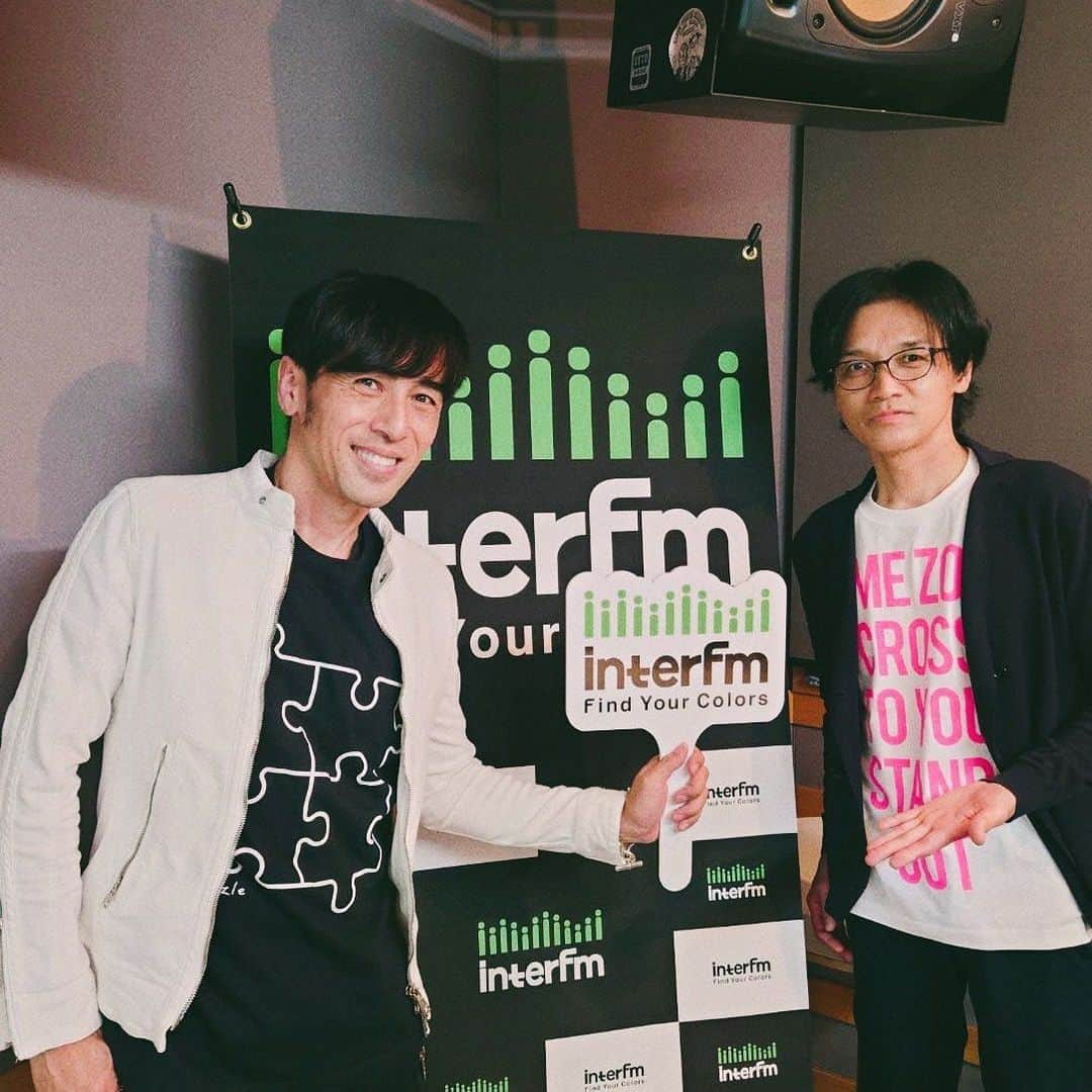 成田昭次のインスタグラム：「tms897  interFM【TOKYO MUSIC SHOW】本日のDJ(ゲスト)は寺岡呼人さんでした！ ボストンバッグツアーやミニアルバムの秘話がたくさん聞けて、リスナーさんと一緒に僕自身も楽しんでしまいました 魔法のようなメロディーも心に刺さるフレーズもスムーズでスマートな会話も 常に聞く相手の事を考えている呼人さんだからこそ出来る事なんですよね 呼人さん、甘え過ぎないように気を付けますので今度とも宜しくお願いします デビン君もありがとう！ 放送日11/3がお誕生日だったryoちゃんと、来週からはまたダブルDJでお届けしますのでお楽しみに📻  3枚目の写真は呼人さんにご紹介して頂いたElaraStrapsさんの美しいギターストラップ達 今後たくさん登場しますのでチェックして下さいね🎸  #TOKYOMUSICSHOW #tms897 #リトルブラックドレス #寺岡呼人 #成田商事 #ボストンバッグ #ElaraStraps」